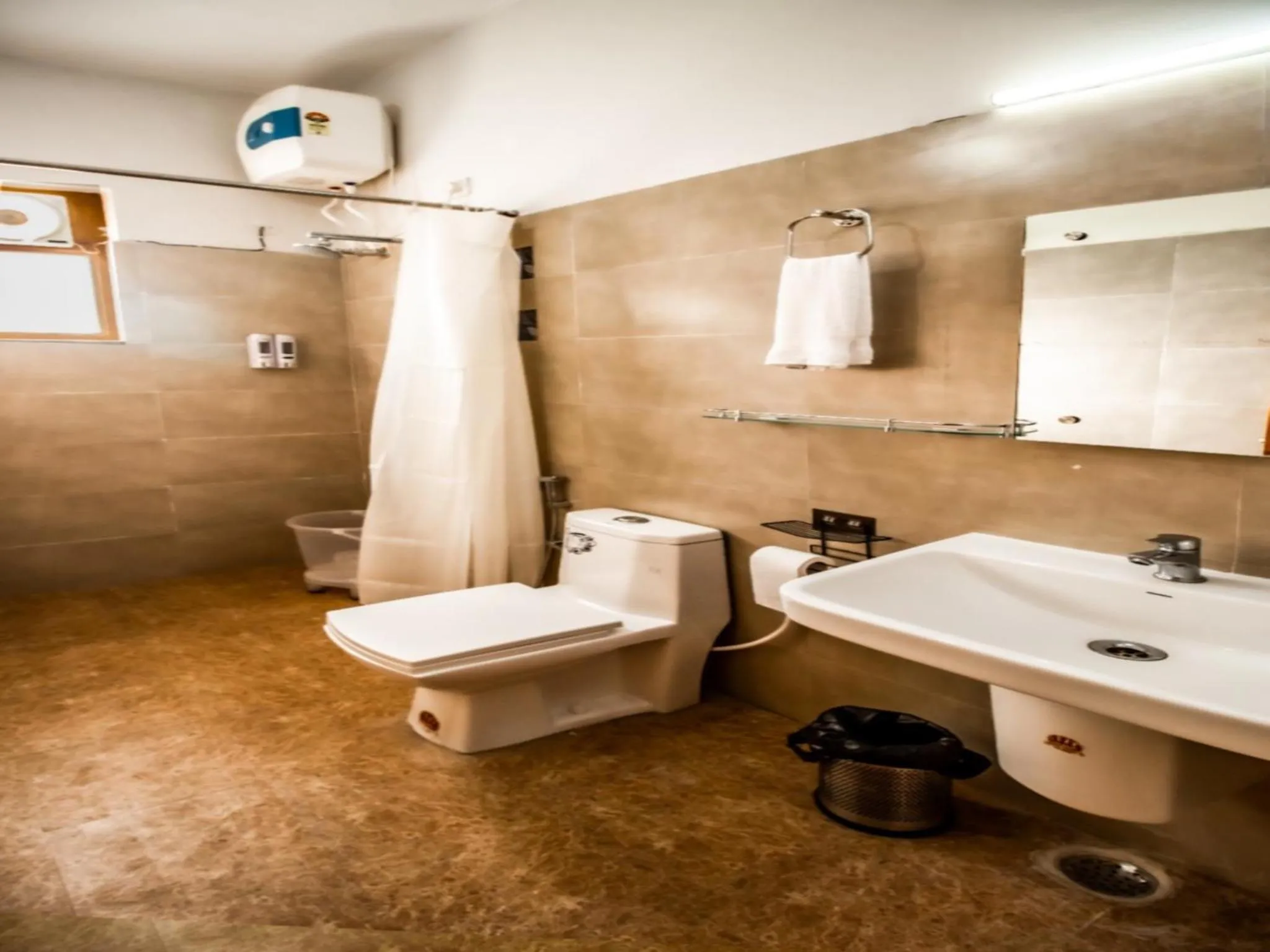 Bathroom in LA Riqueza Kanatal - Mountain View Rooms - Best Location - Amazing Food - Close to Jungle Safari & Adventure Activities