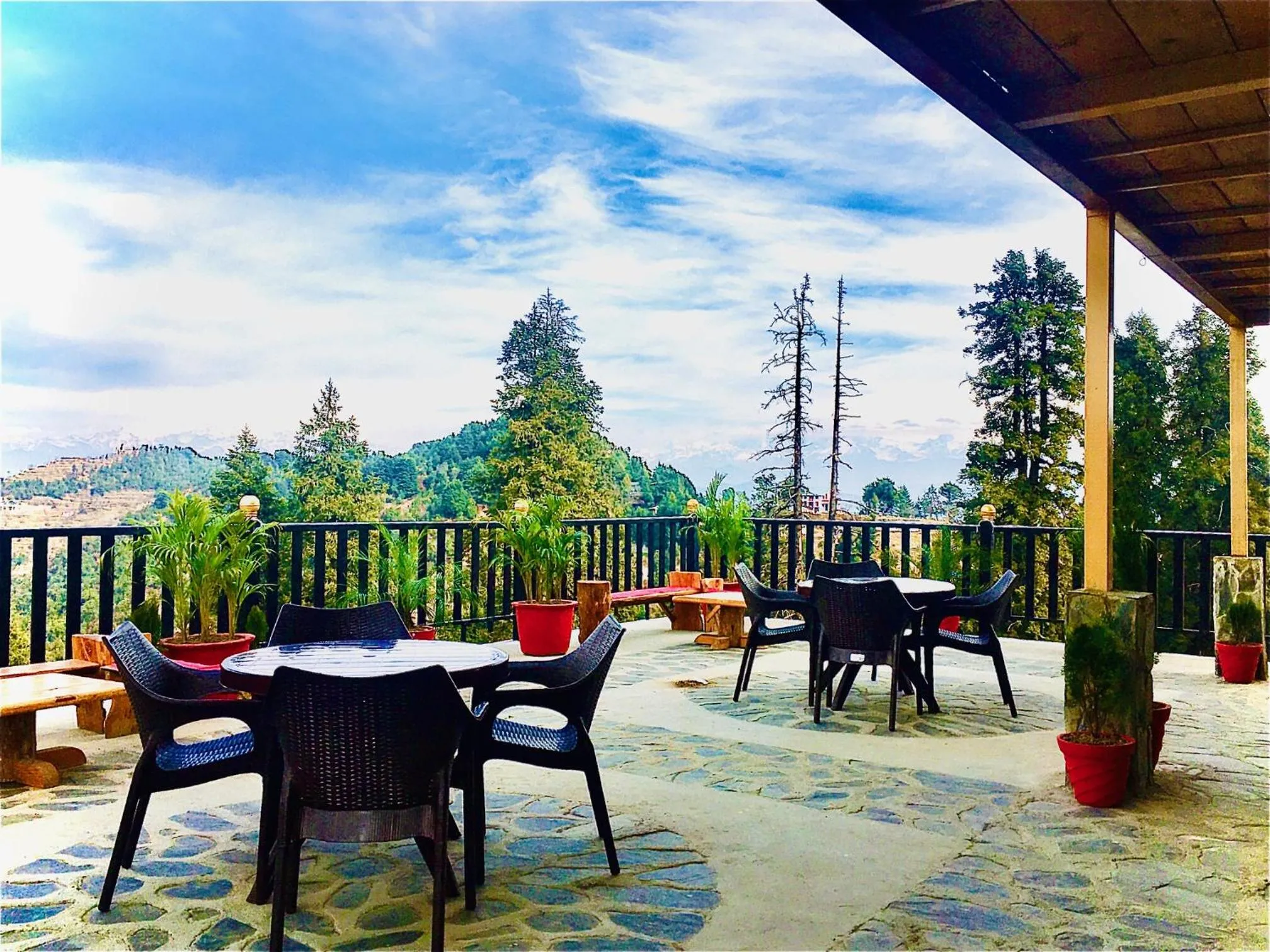 Restaurant/places to eat in LA Riqueza Kanatal - Mountain View Rooms - Best Location - Amazing Food - Close to Jungle Safari & Adventure Activities