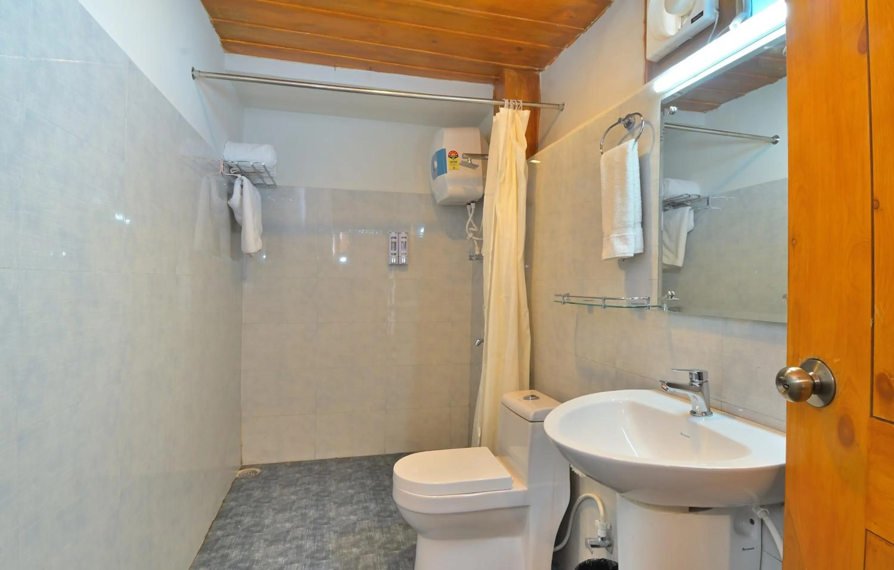 Bathroom in LA Riqueza Kanatal - Mountain View Rooms - Best Location - Amazing Food - Close to Jungle Safari & Adventure Activities
