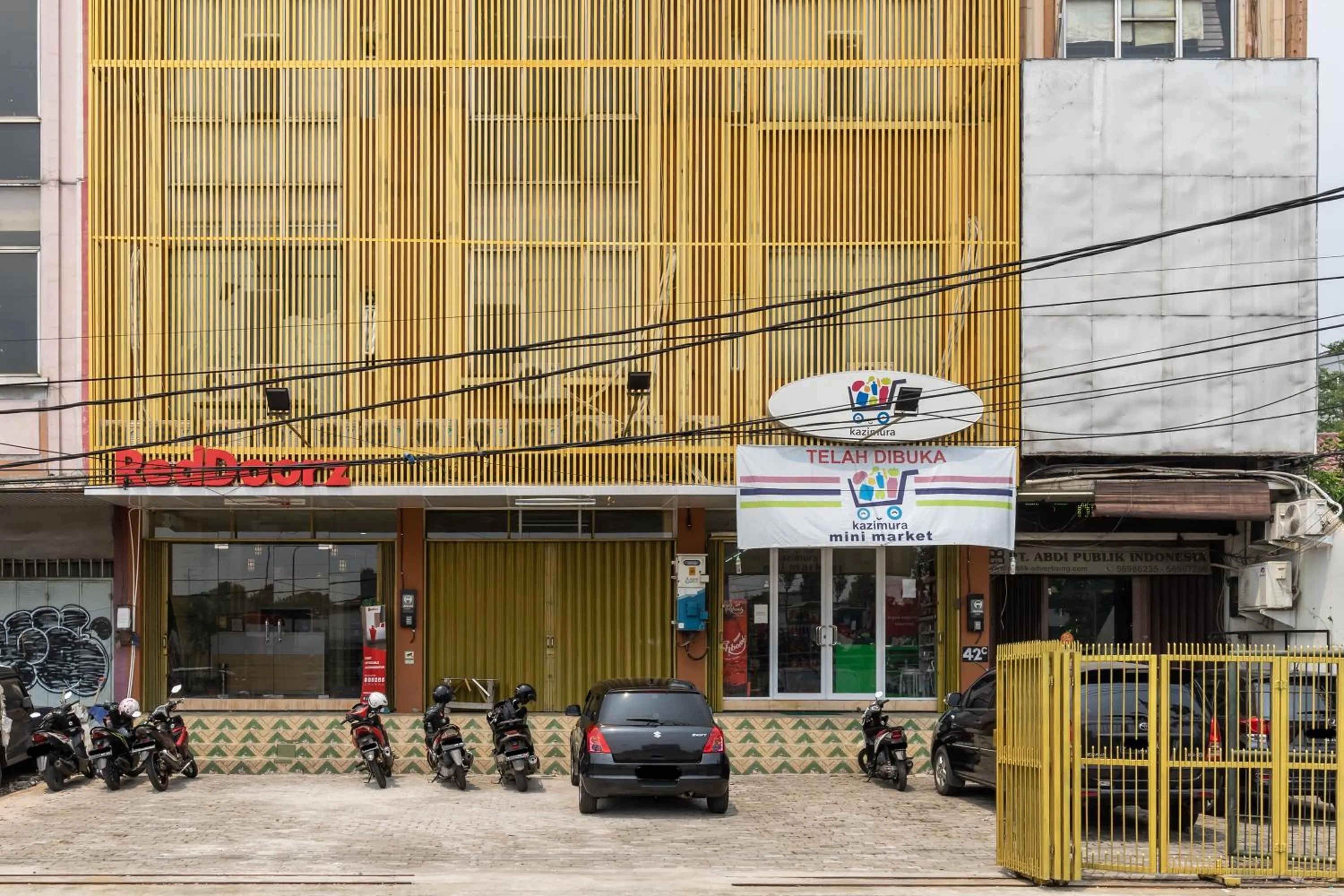 Facade/entrance in RedDoorz Plus Near RS Royal Taruma Grogol