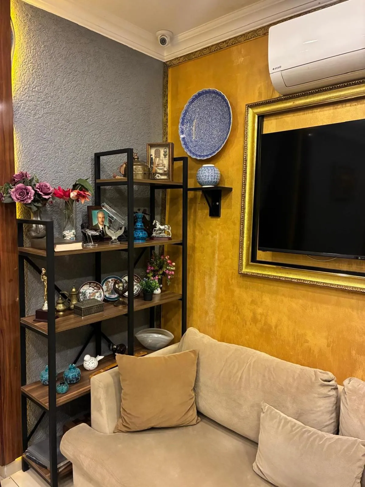 Communal lounge/ TV room in Grey House Apartments & Suites Istanbul