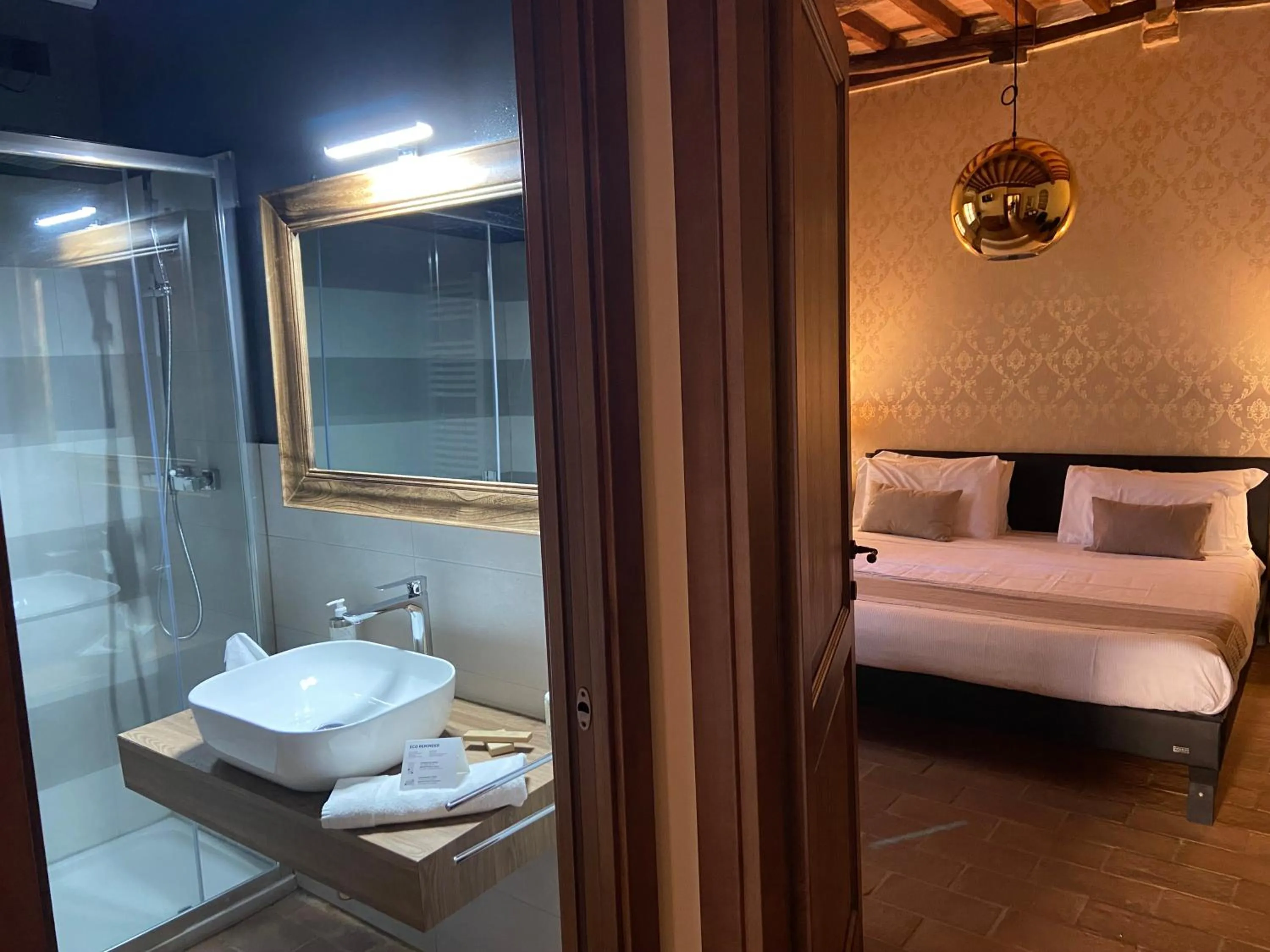 Bathroom, Bed in b&b BORGO CAPITANO COLLECTION Albergo diffuso - Centro Storico