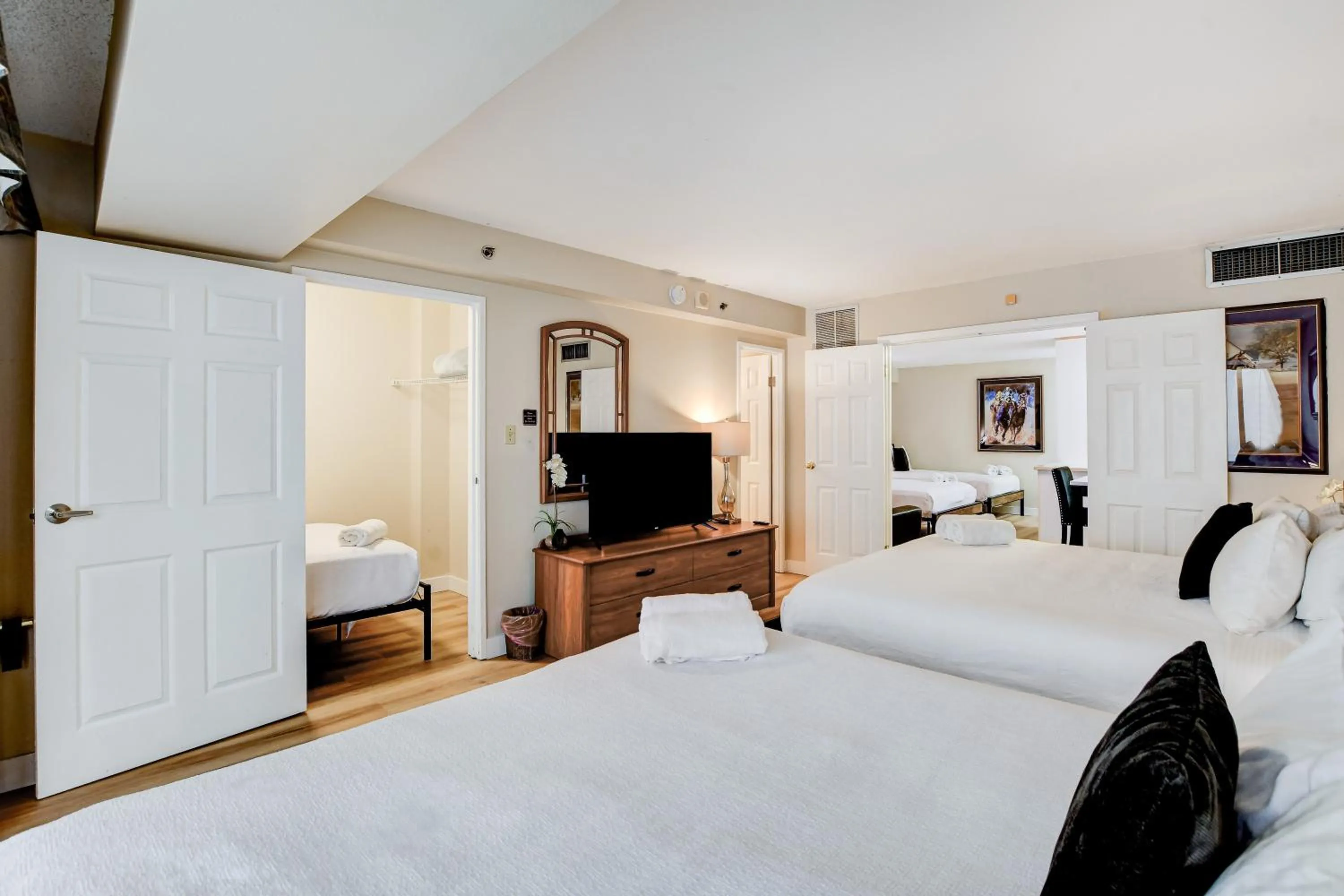 Bed in Penthouse on the strip - 6 Comfy beds!!!