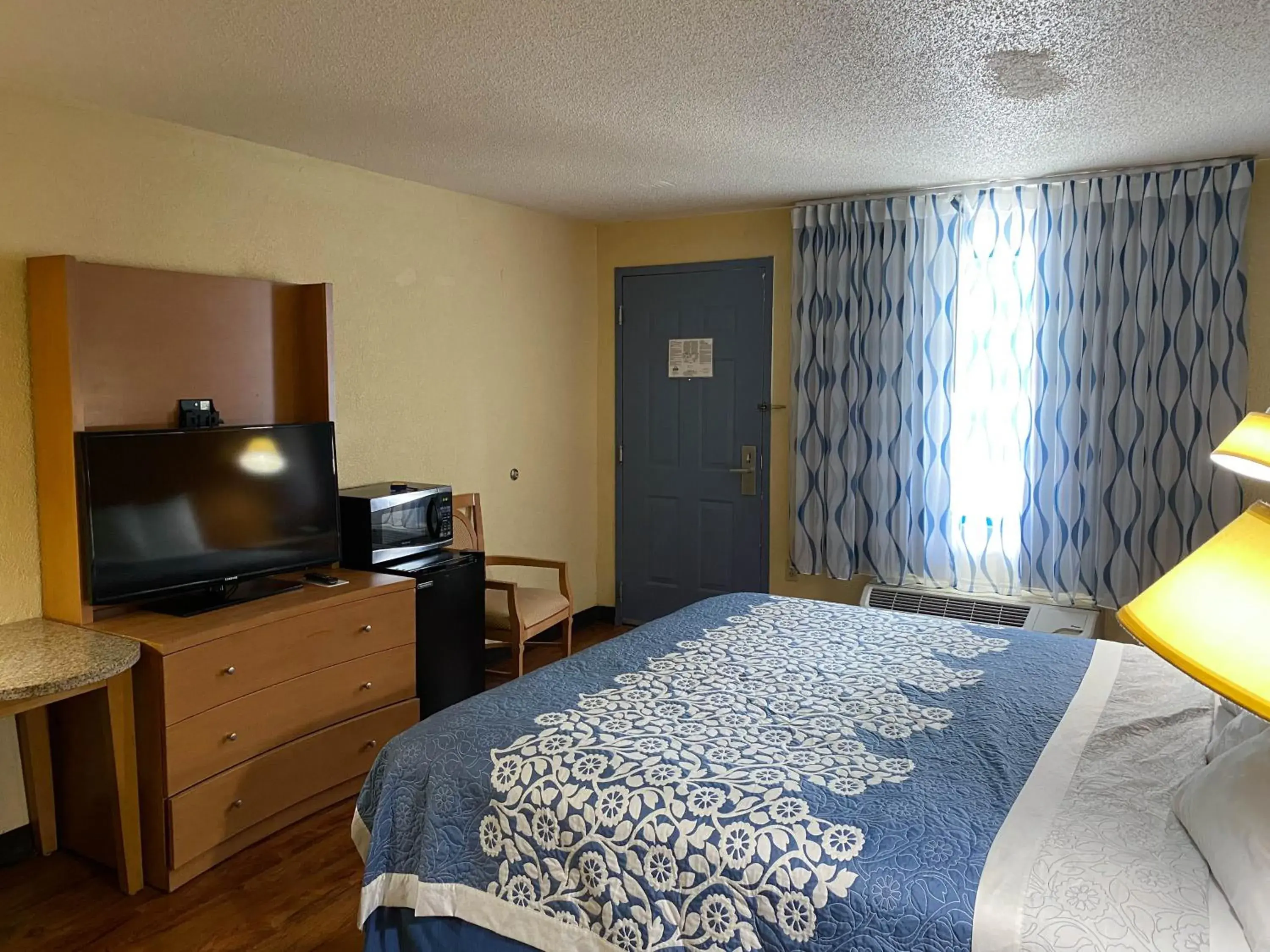 King Room - Non-Smoking in Motel 6 Savannah GA Gateway & I95 King Room - Non-Smoking in Motel 6 Savannah GA Gateway & I95