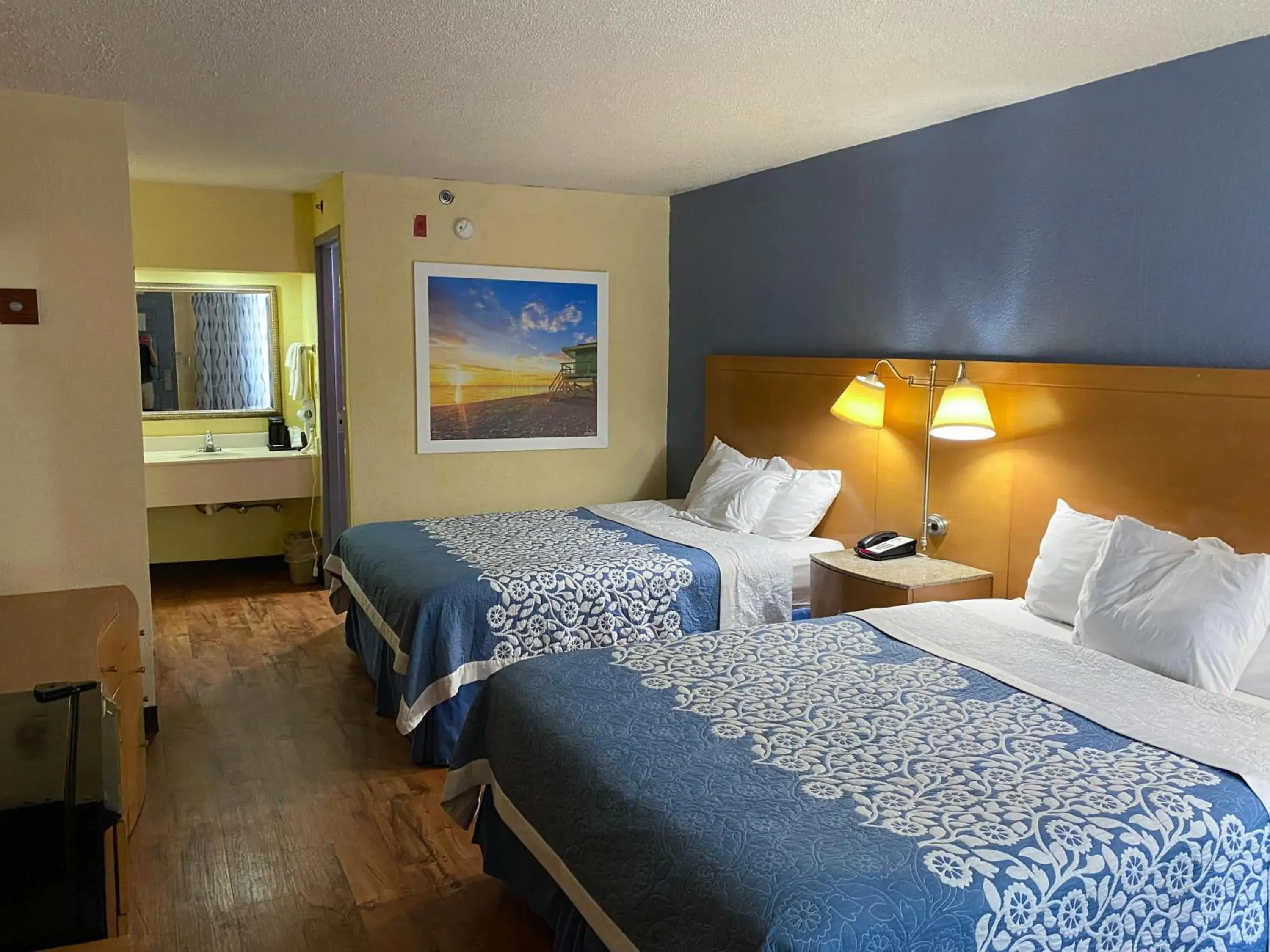 Queen Room with Two Queen Beds - Non-Smoking in Motel 6 Savannah GA Gateway & I95 Queen Room with Two Queen Beds - Non-Smoking in Motel 6 Savannah GA Gateway & I95