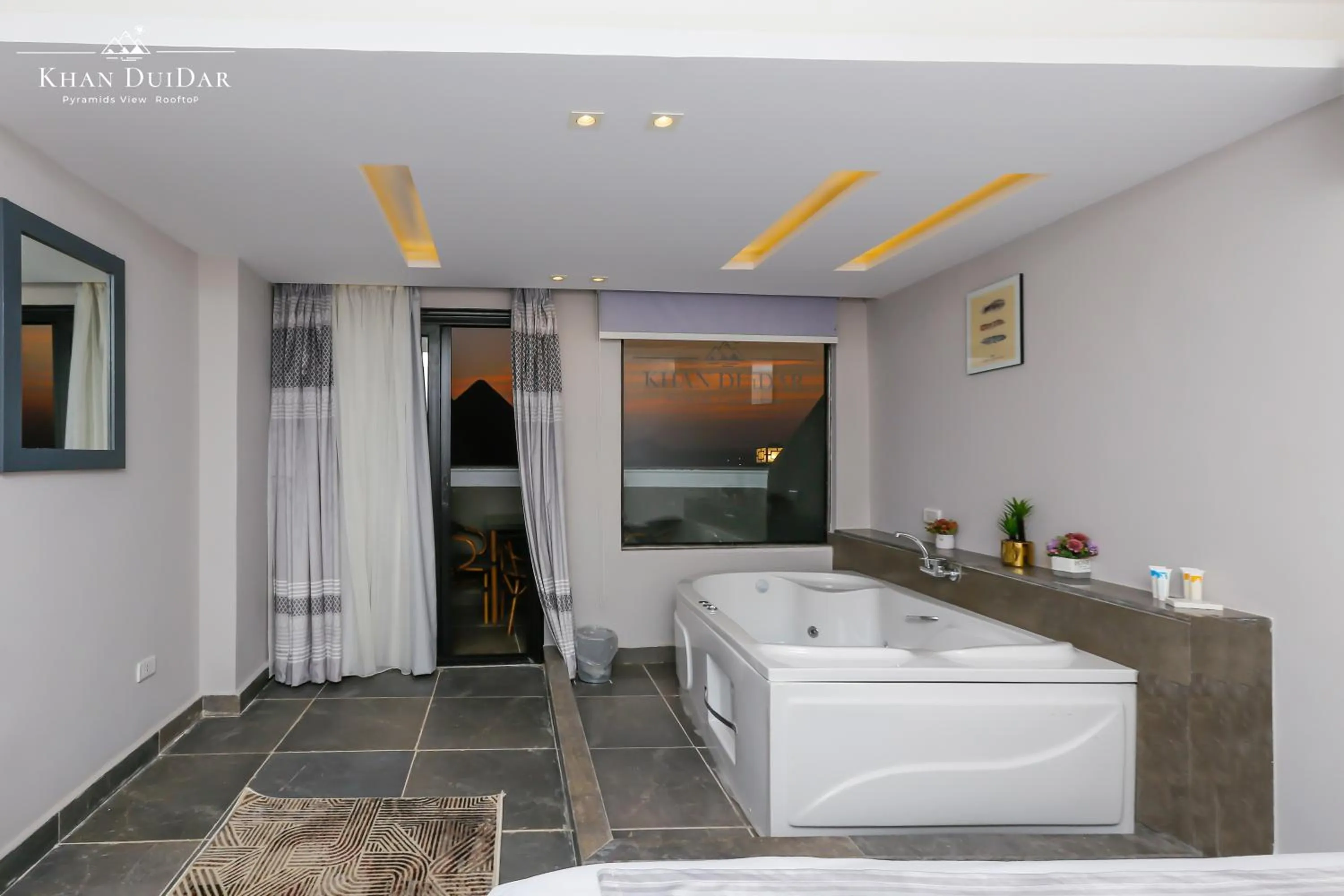 Hot Tub, Bed in Khan Duidar Inn - Pyramids View Rooftop