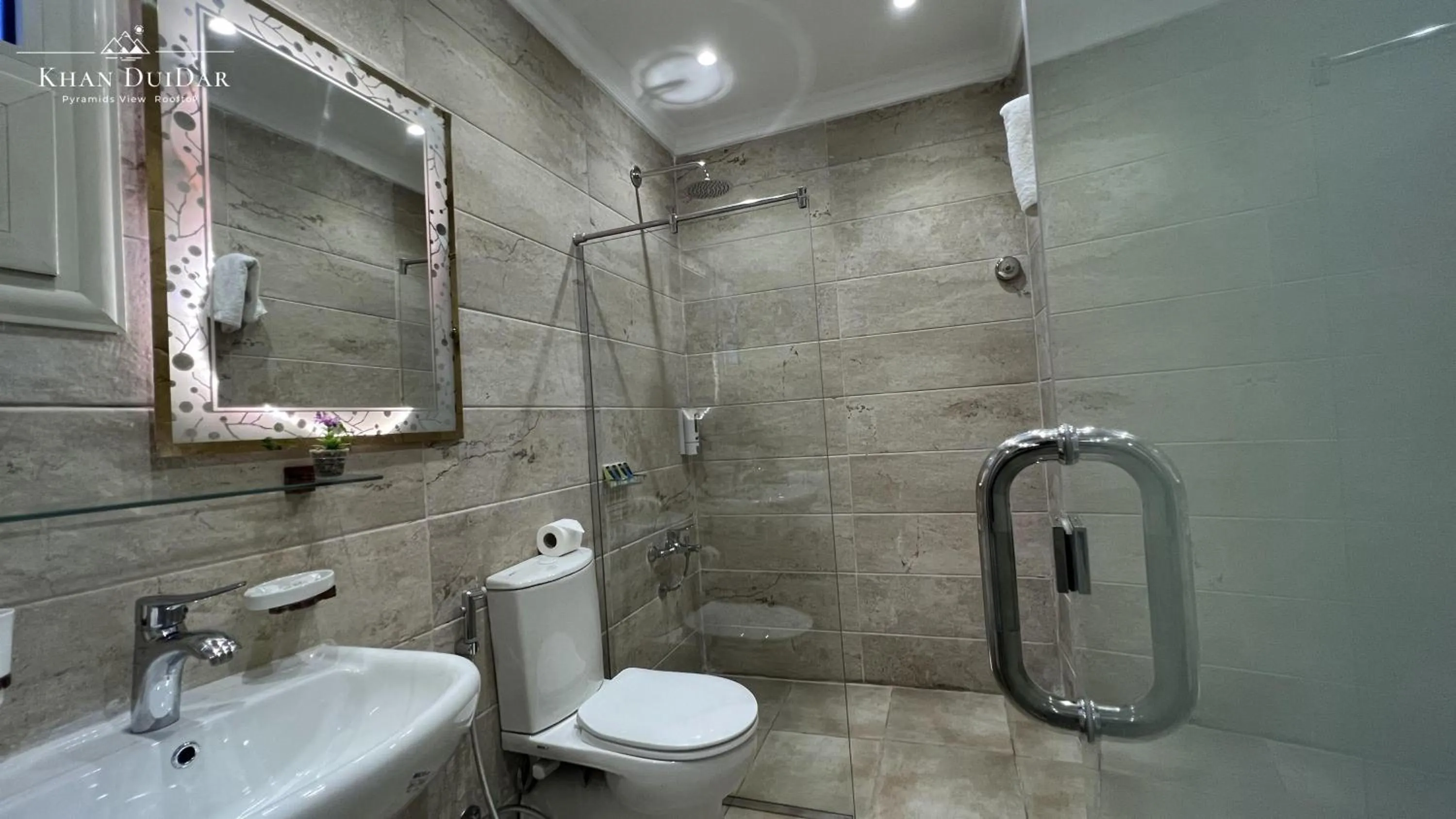 Shower in Khan Duidar Inn - Pyramids View Rooftop