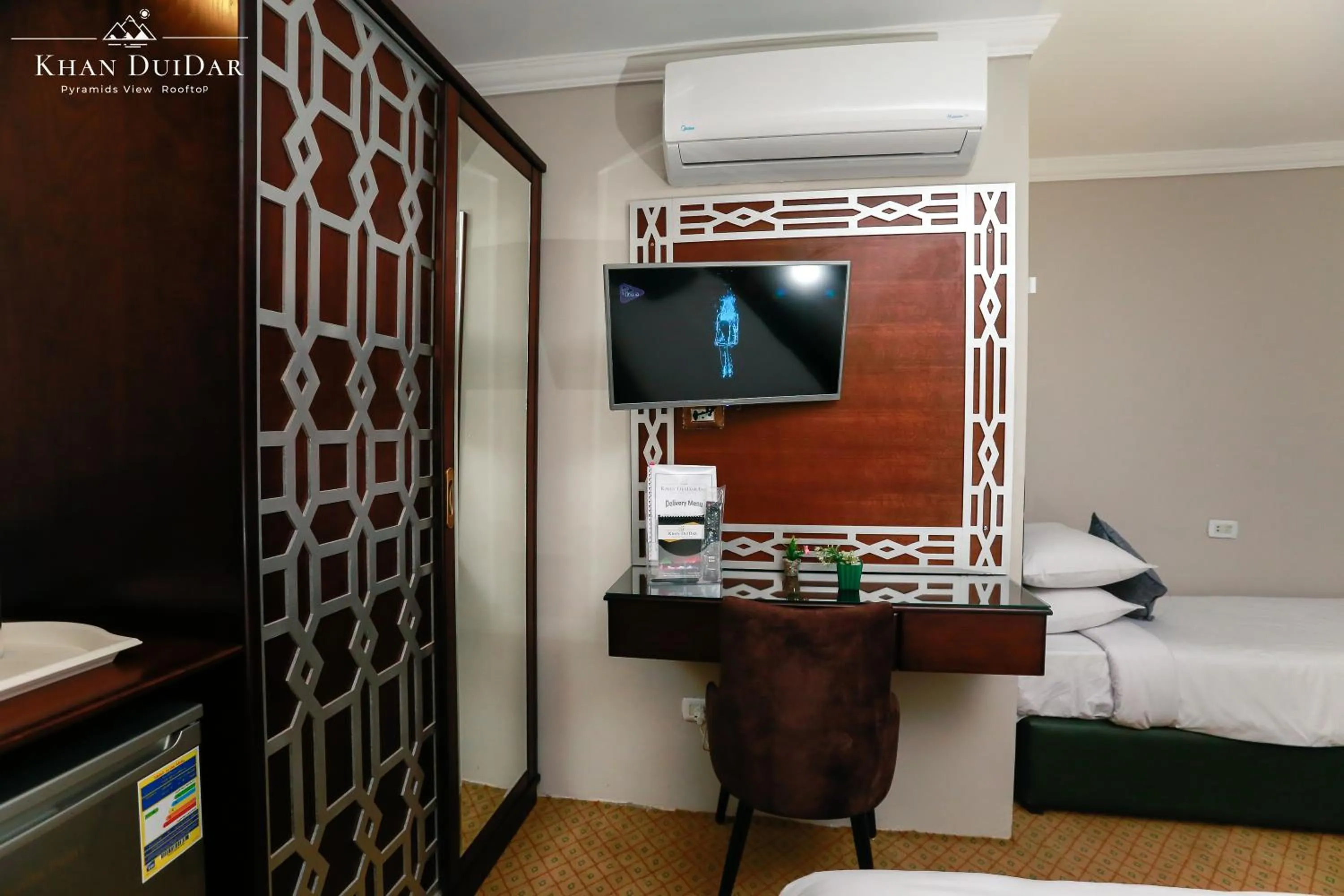 Communal lounge/ TV room, Bed in Khan Duidar Inn - Pyramids View Rooftop