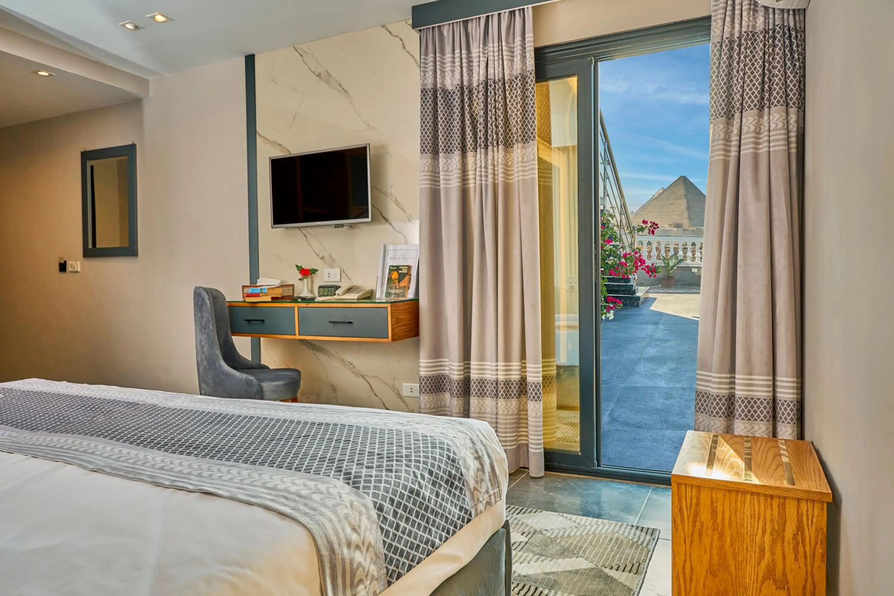 TV and multimedia, Bed in Khan Duidar Inn - Pyramids View Rooftop