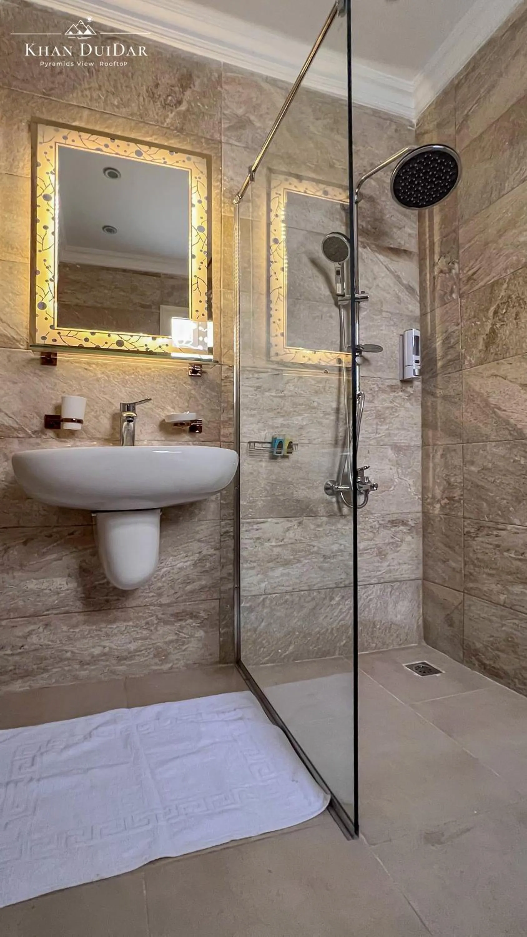 Shower in Khan Duidar Inn - Pyramids View Rooftop