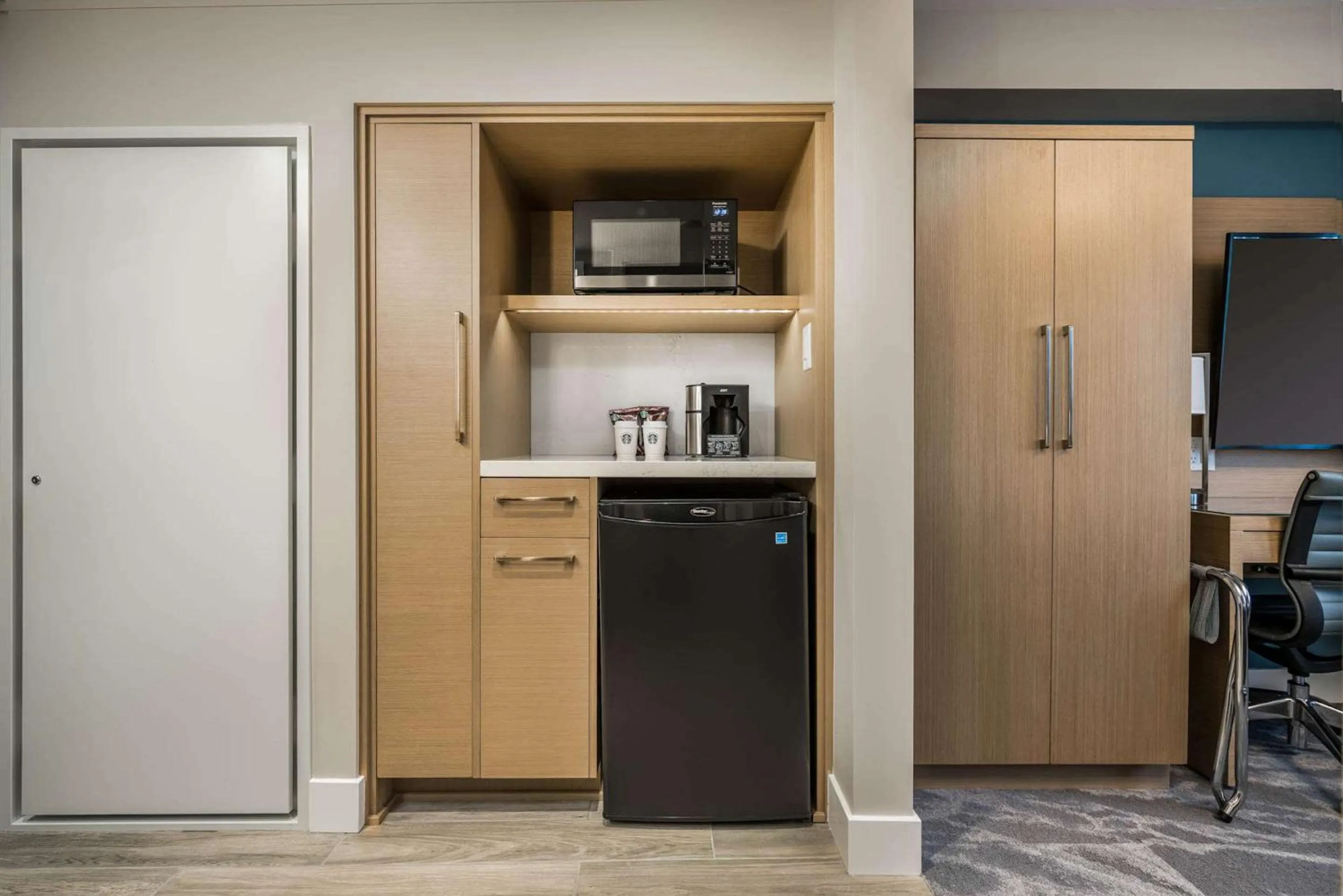 Photo of the whole room in Coast Tsawwassen Inn