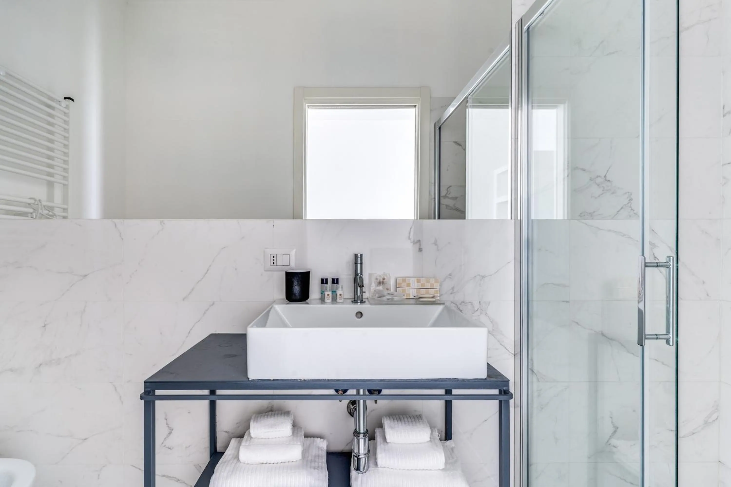 Bathroom in Le Angioine Rooms