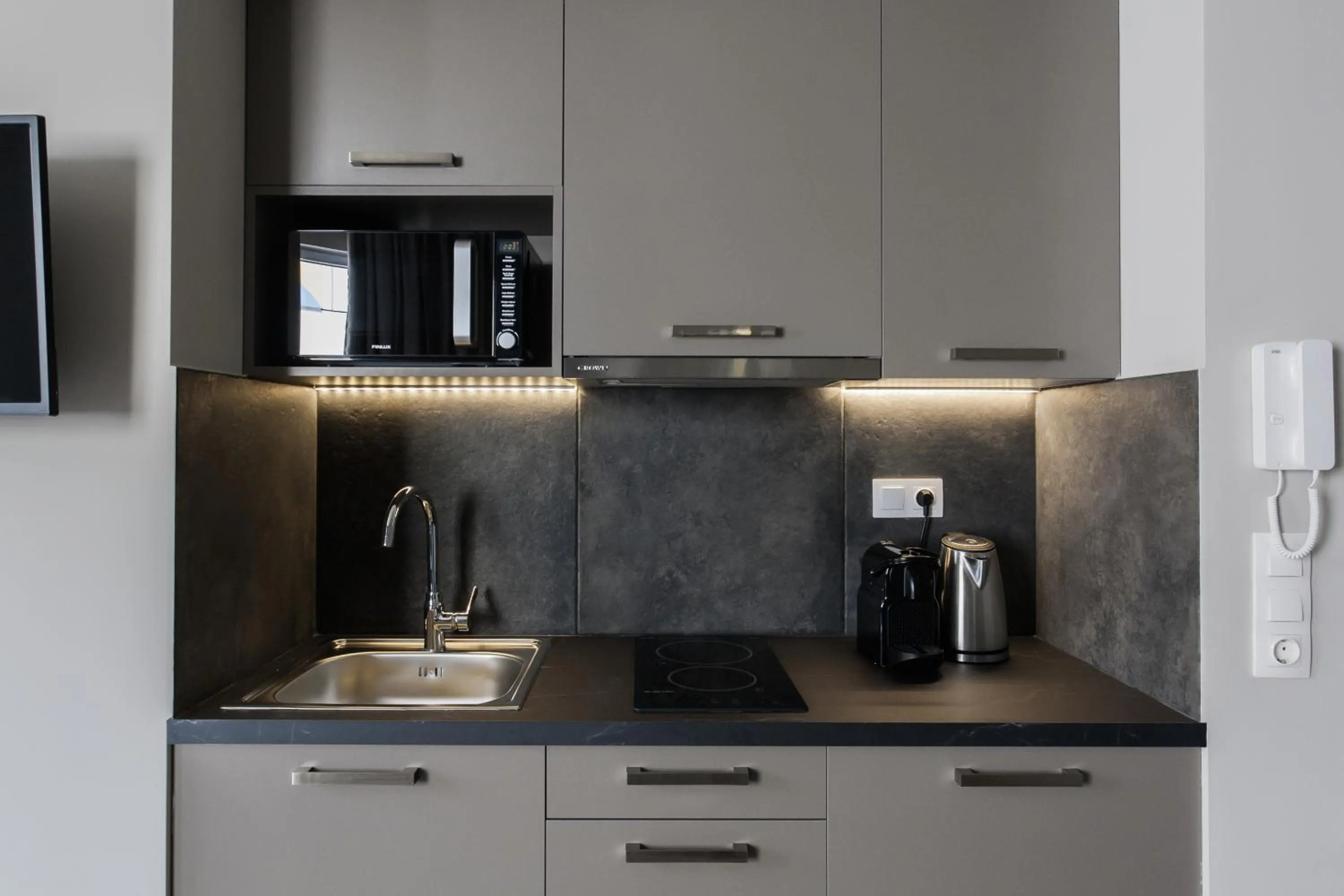 Coffee/tea facilities in WYZ Athens Apartments by UPSTREET