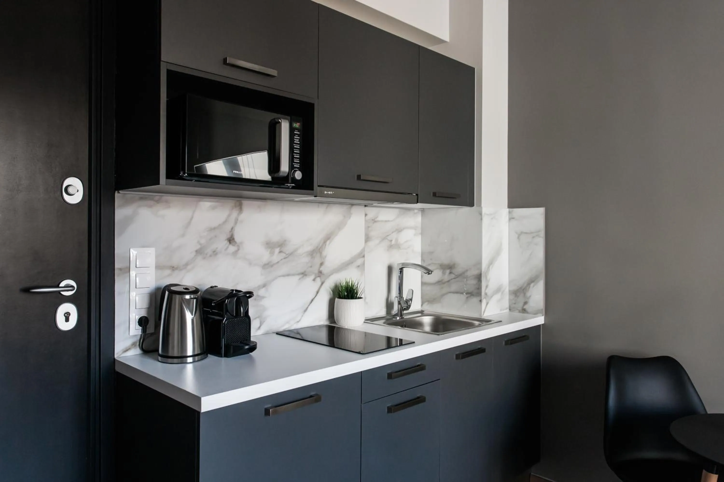 Coffee/tea facilities in WYZ Athens Apartments by UPSTREET