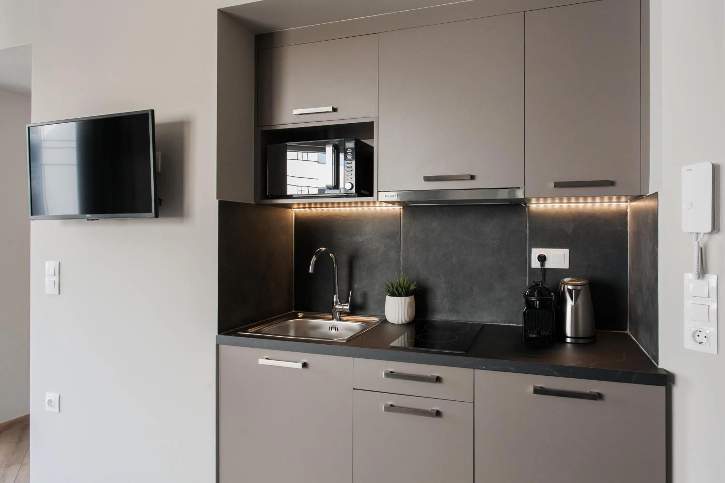Kitchen or kitchenette in WYZ Athens Apartments by UPSTREET