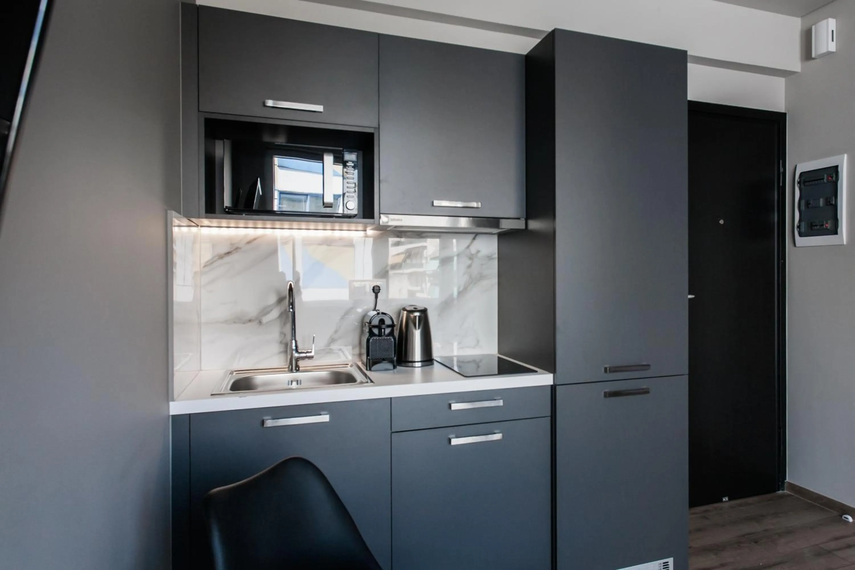 Coffee/tea facilities in WYZ Athens Apartments by UPSTREET