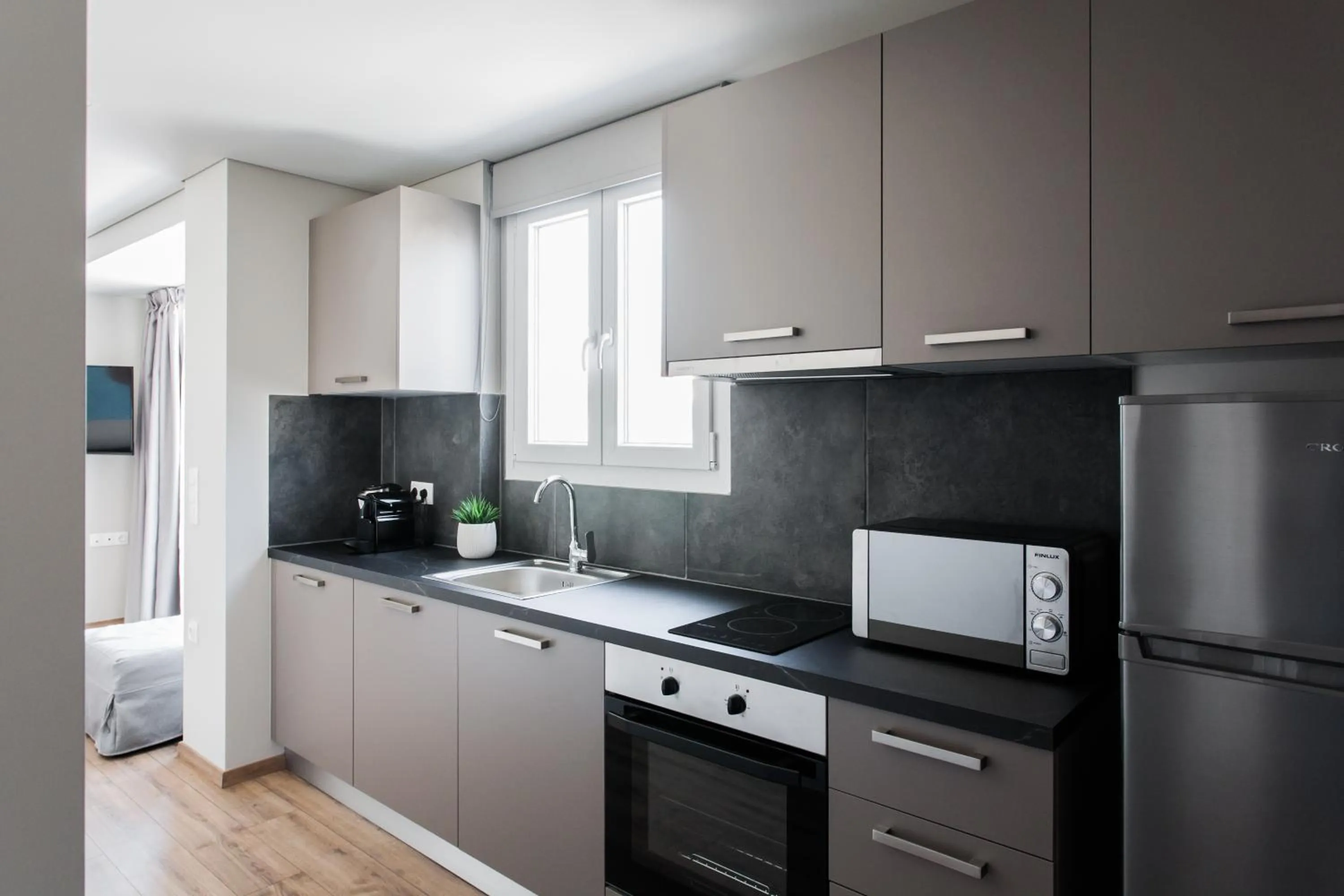 Kitchen or kitchenette in WYZ Athens Apartments by UPSTREET