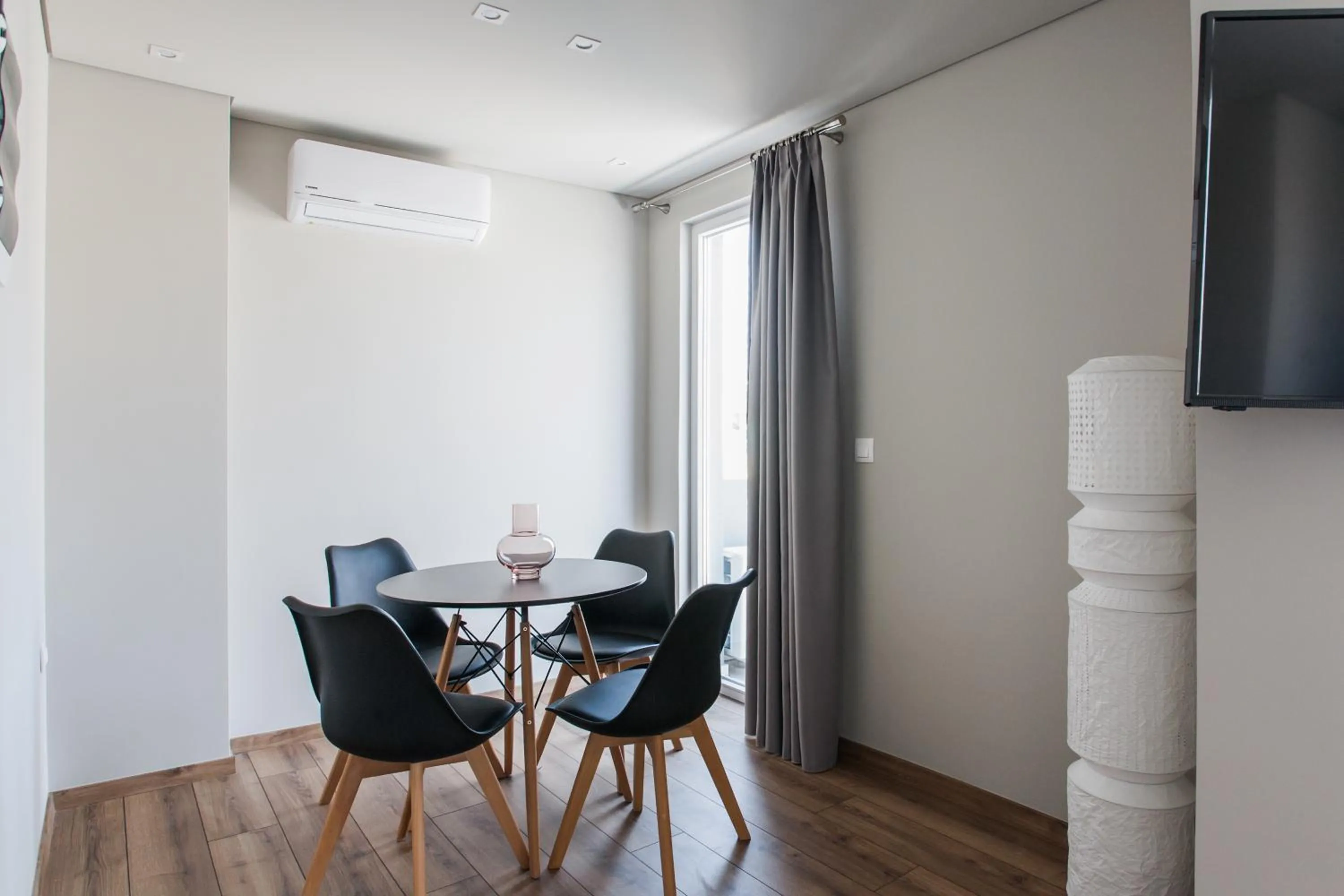 Dining area in WYZ Athens Apartments by UPSTREET