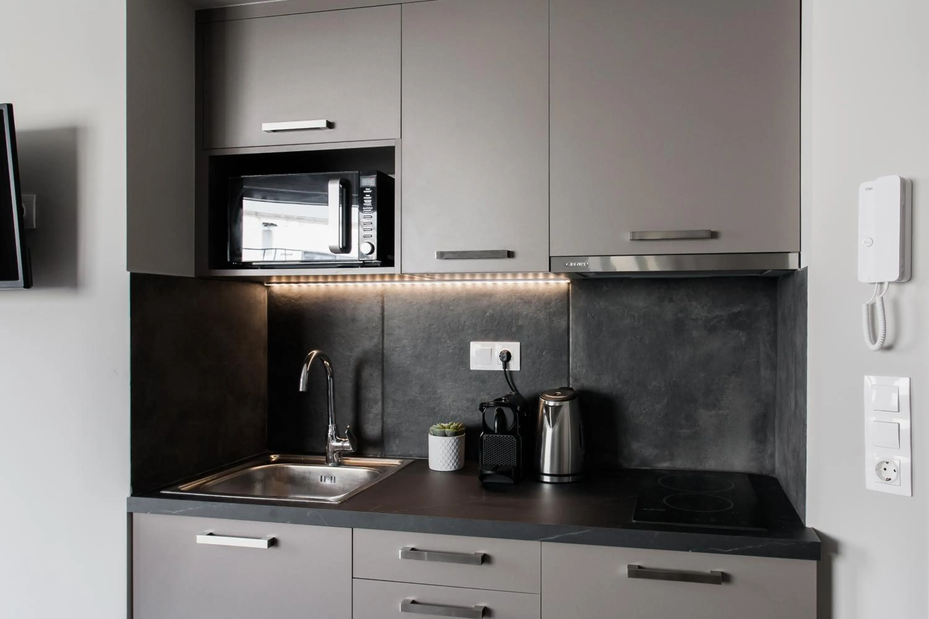 Coffee/tea facilities in WYZ Athens Apartments by UPSTREET