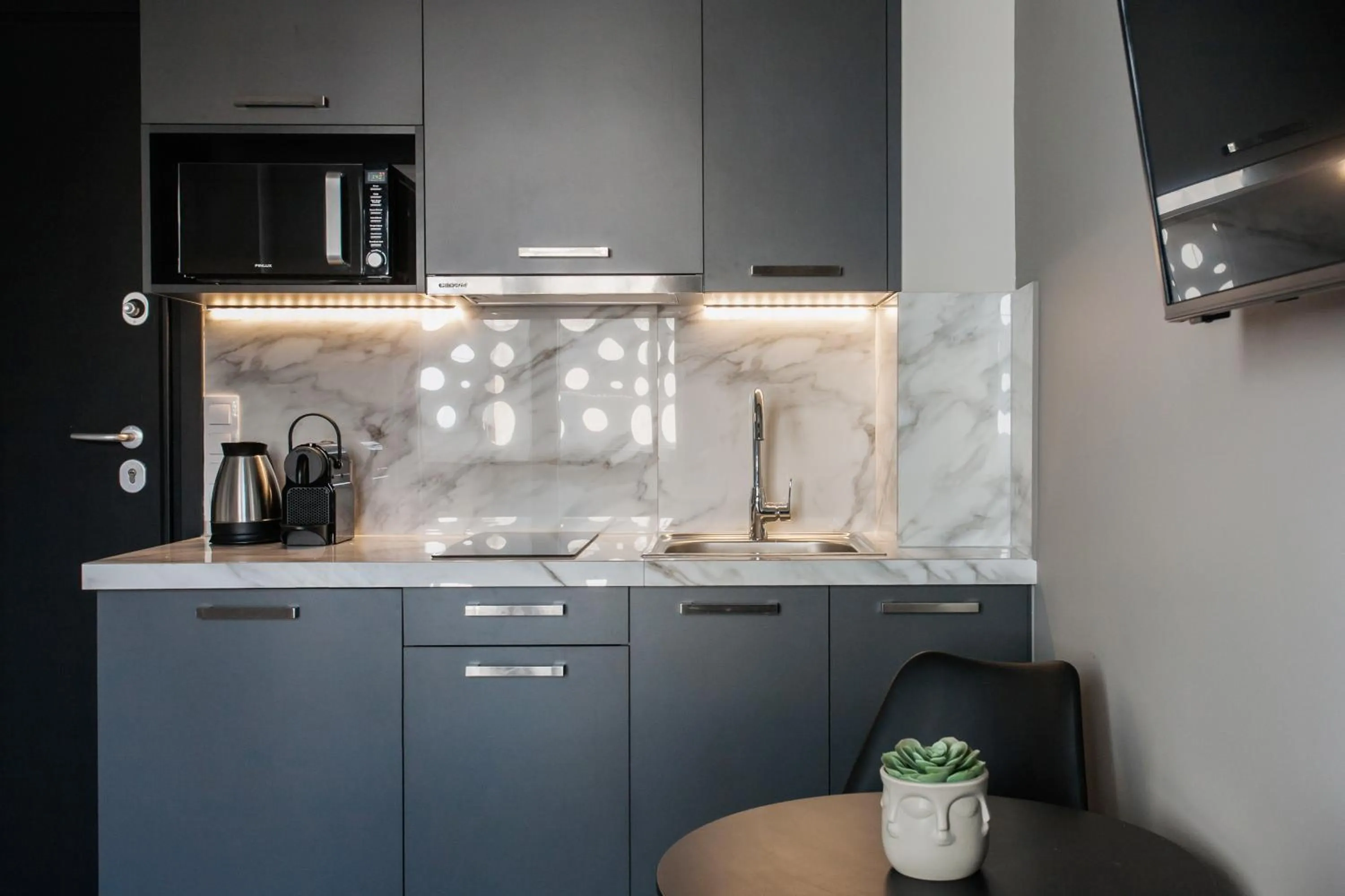 Coffee/tea facilities in WYZ Athens Apartments by UPSTREET