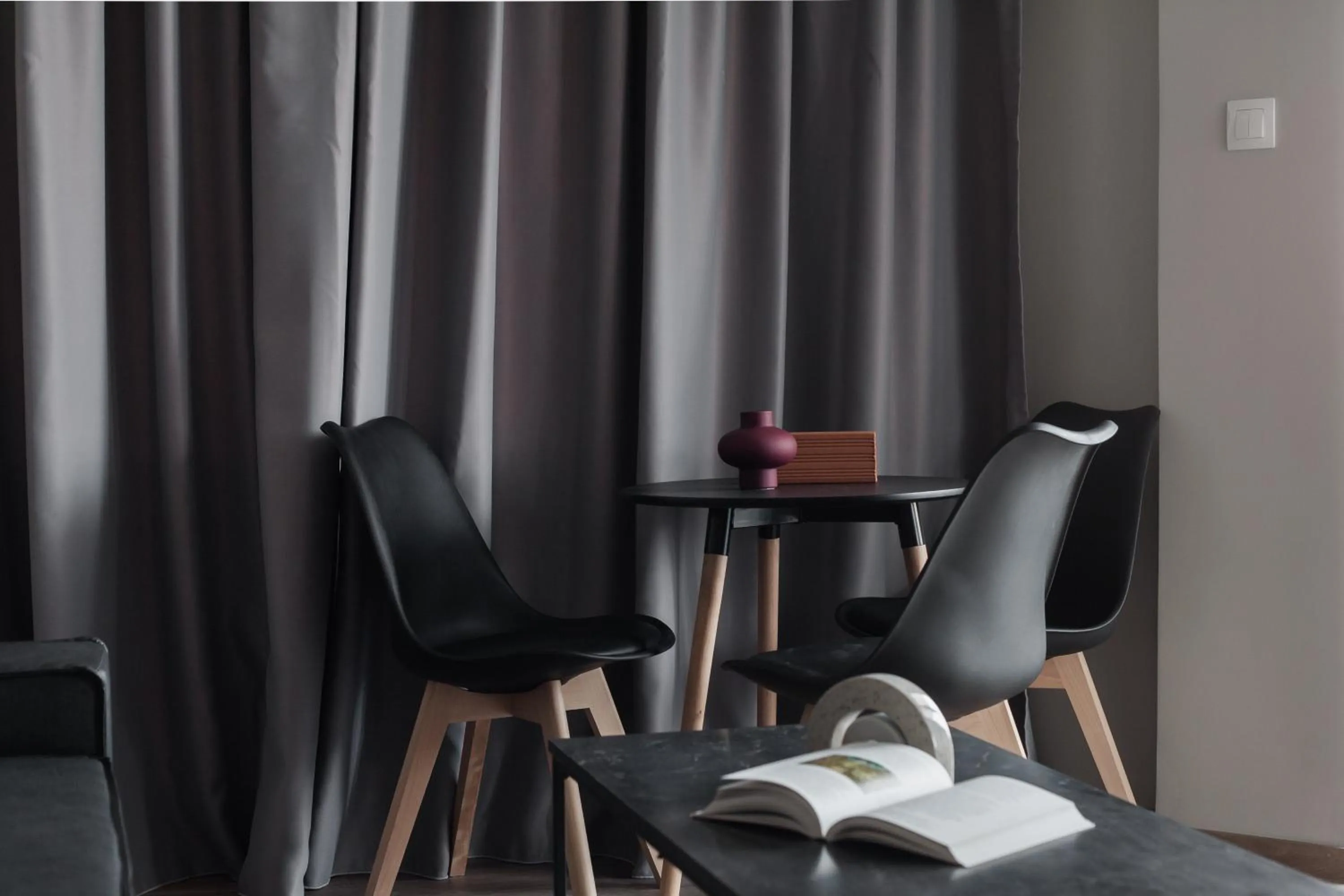 Dining area in WYZ Athens Apartments by UPSTREET