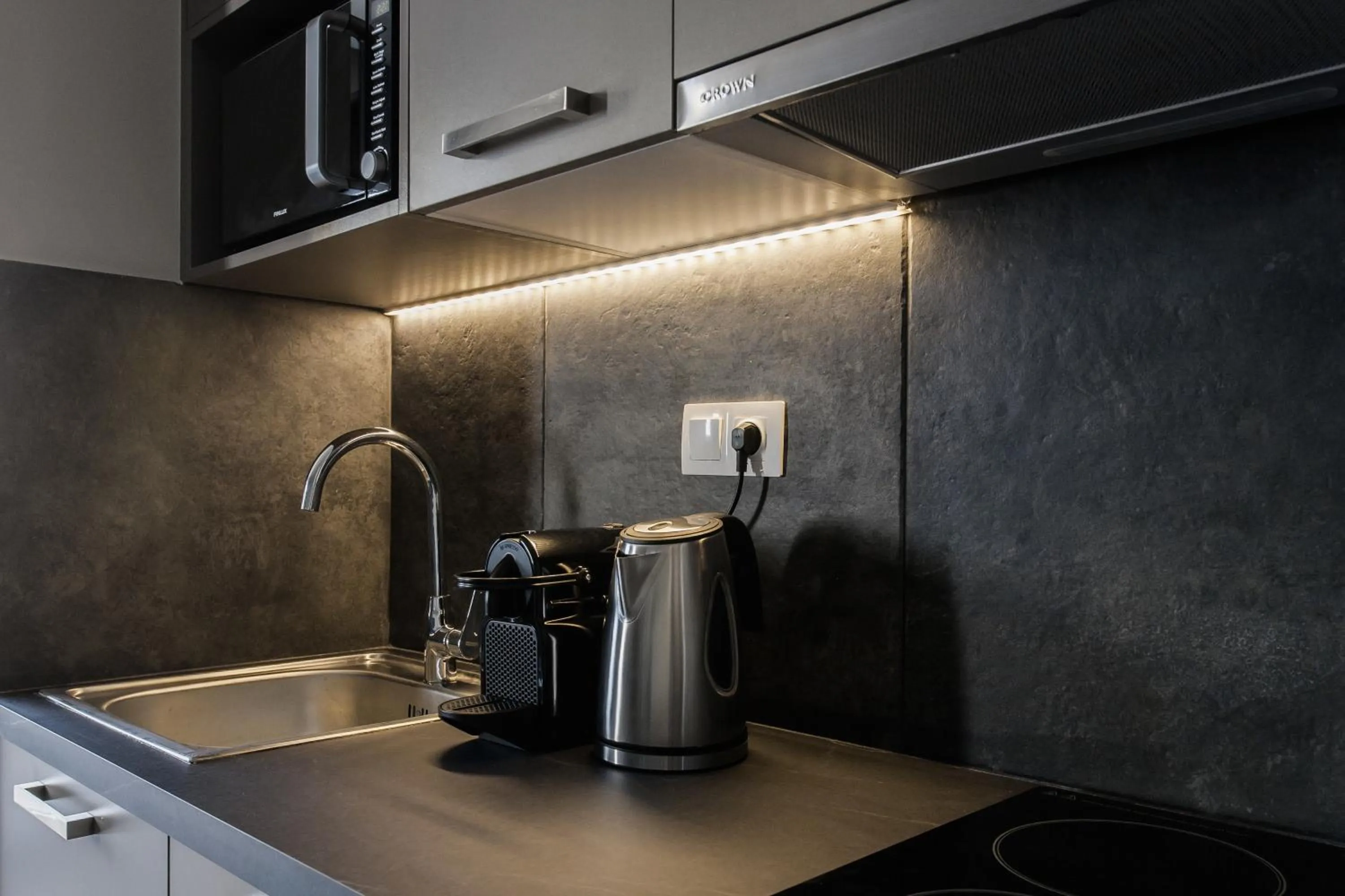 Coffee/tea facilities in WYZ Athens Apartments by UPSTREET