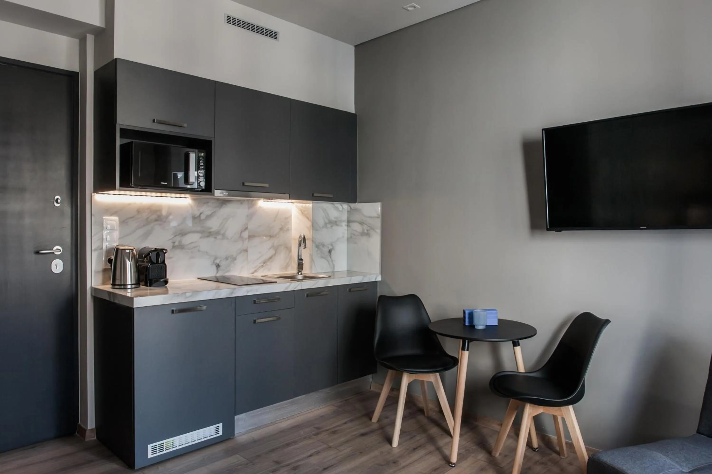 Coffee/tea facilities in WYZ Athens Apartments by UPSTREET