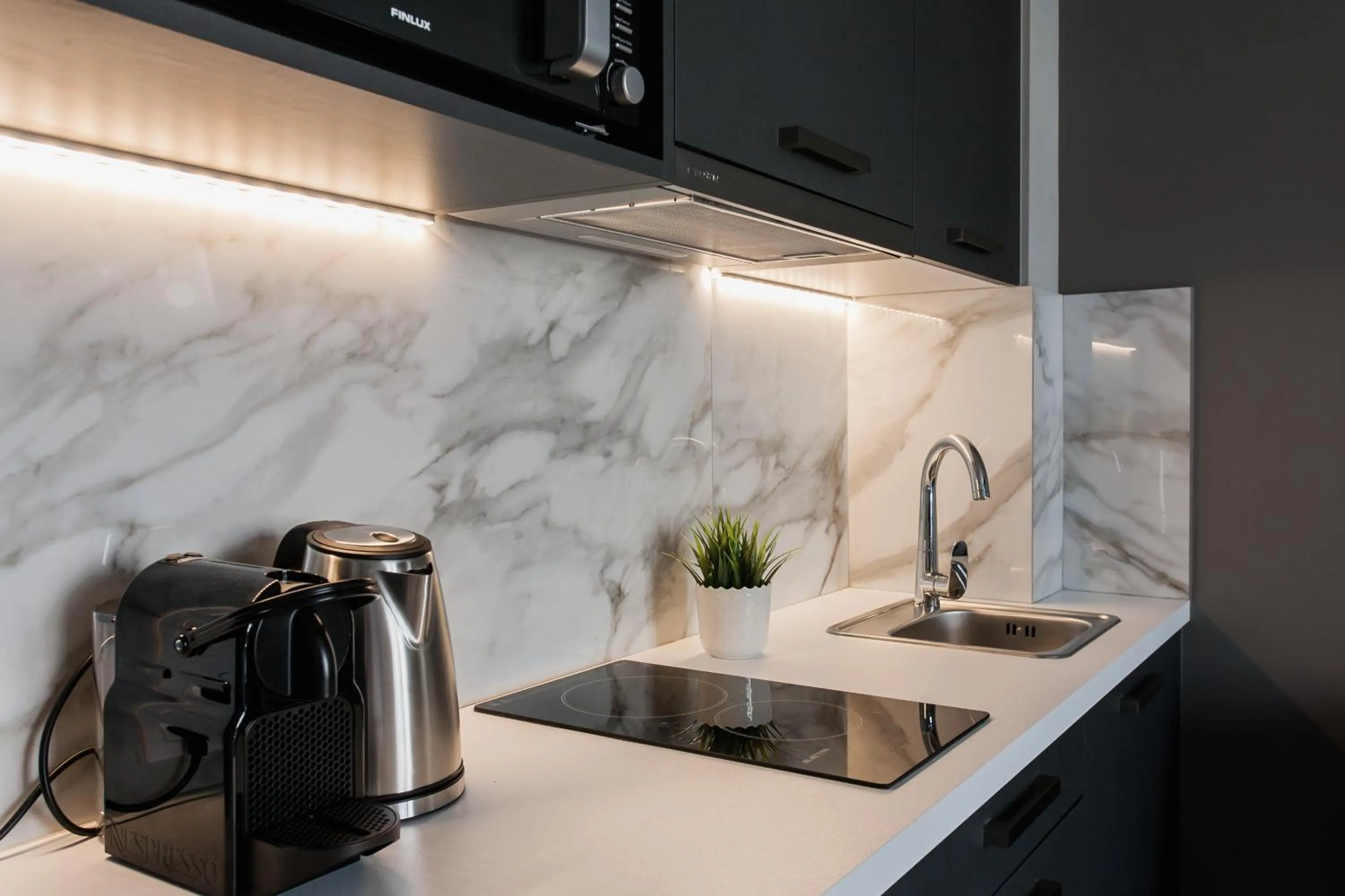 Kitchen or kitchenette in WYZ Athens Apartments by UPSTREET