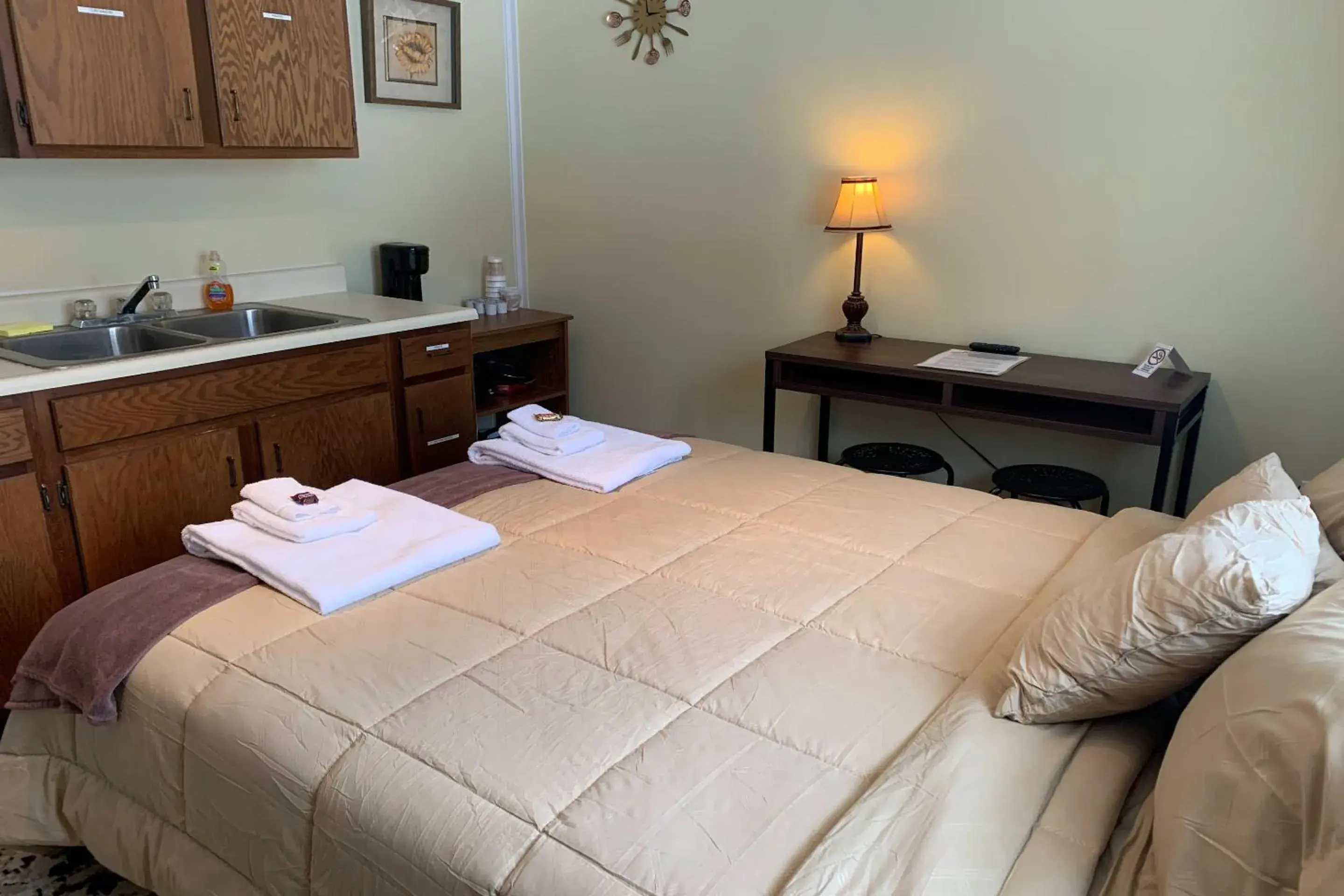 King Bed Riverfront Suite with Kitchenette in Love Hotels St John River by OYO at Fort Kent ME King Bed Riverfront Suite with Kitchenette in Love Hotels St John River by OYO at Fort Kent ME