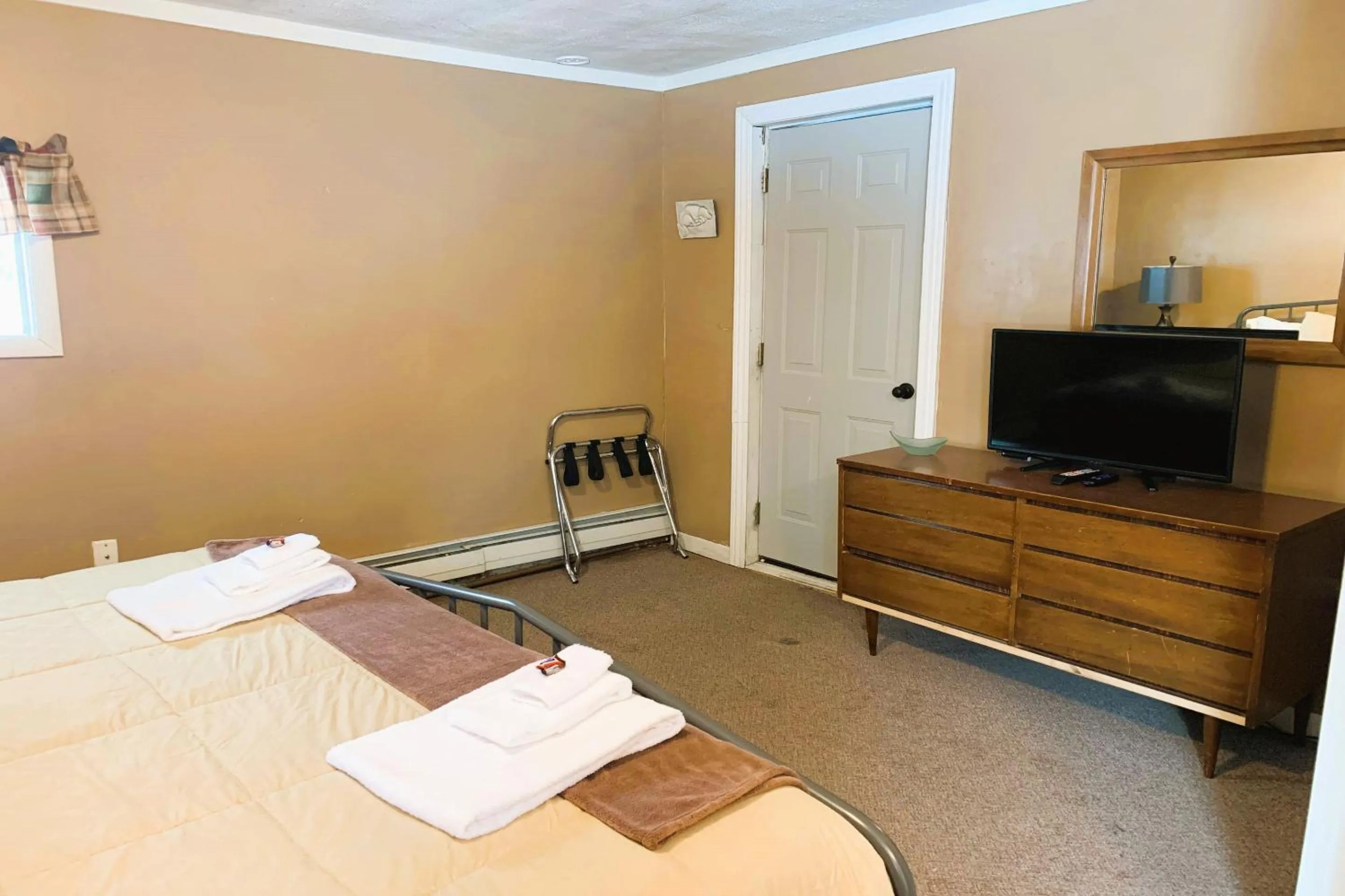 Bedroom, Bed in Love Hotels St John River by OYO at Fort Kent ME