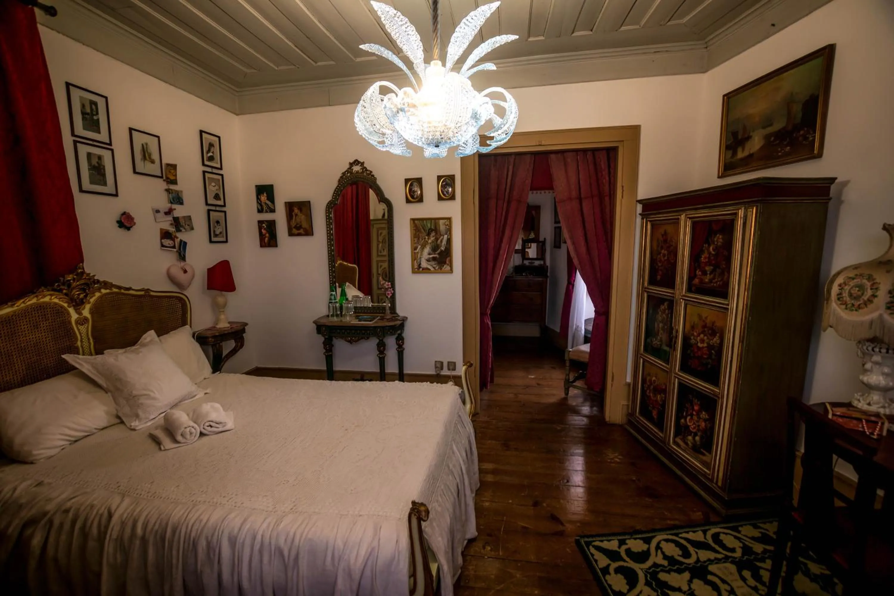 Photo of the whole room in Solar dos Carvalhos