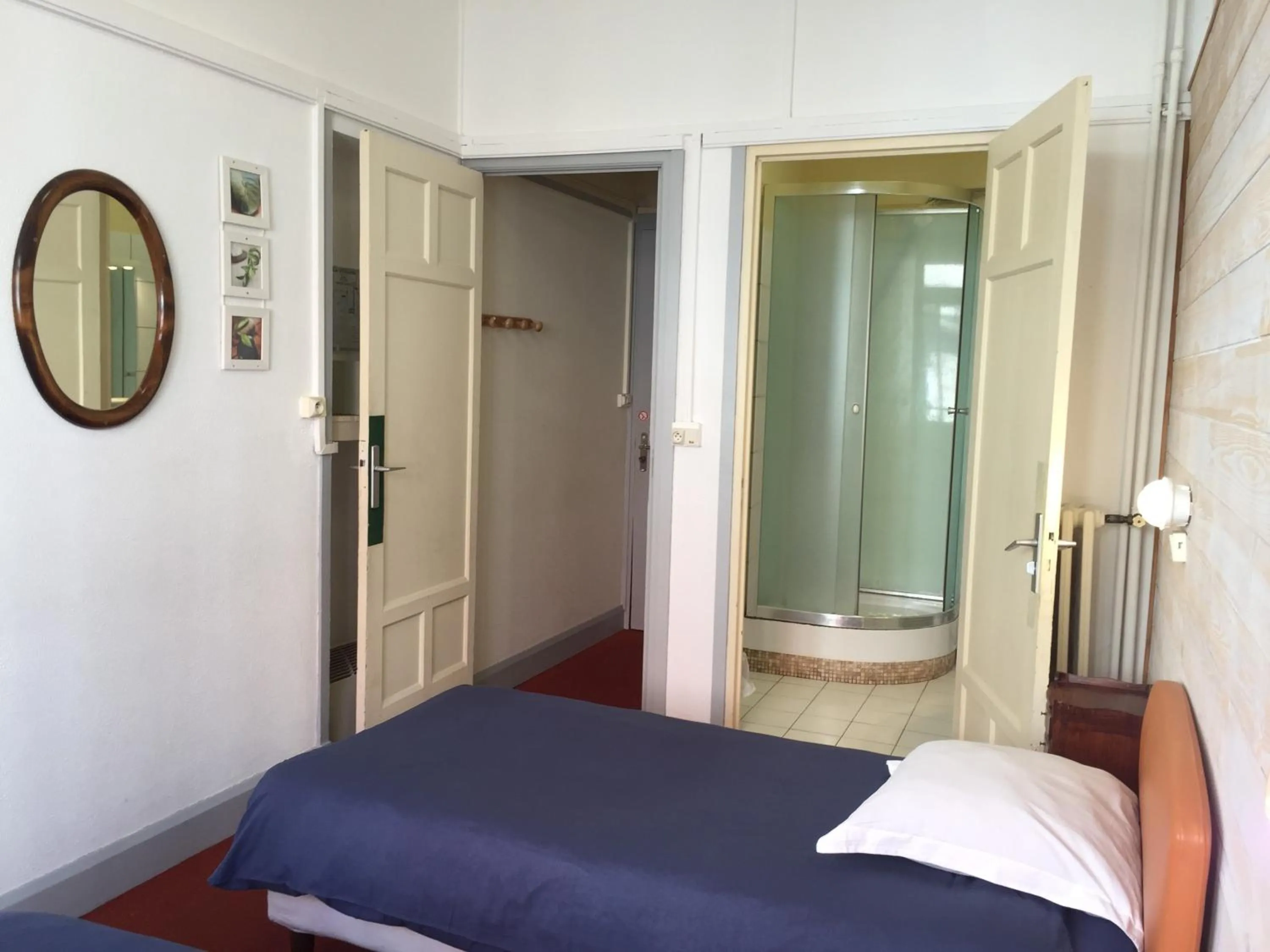 Shower, Bed in AUBERGE RIVA BELLA