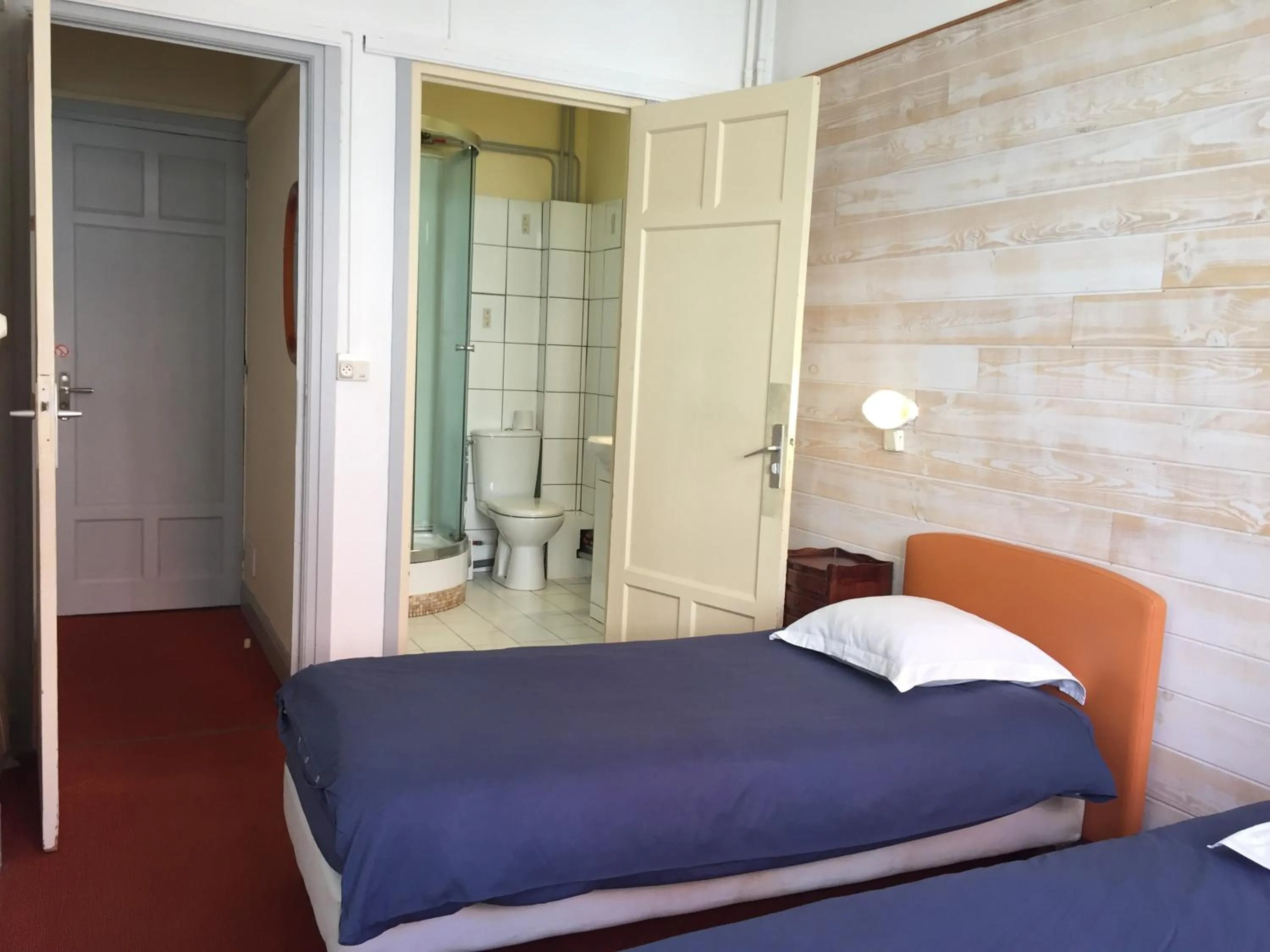 Shower, Bed in AUBERGE RIVA BELLA