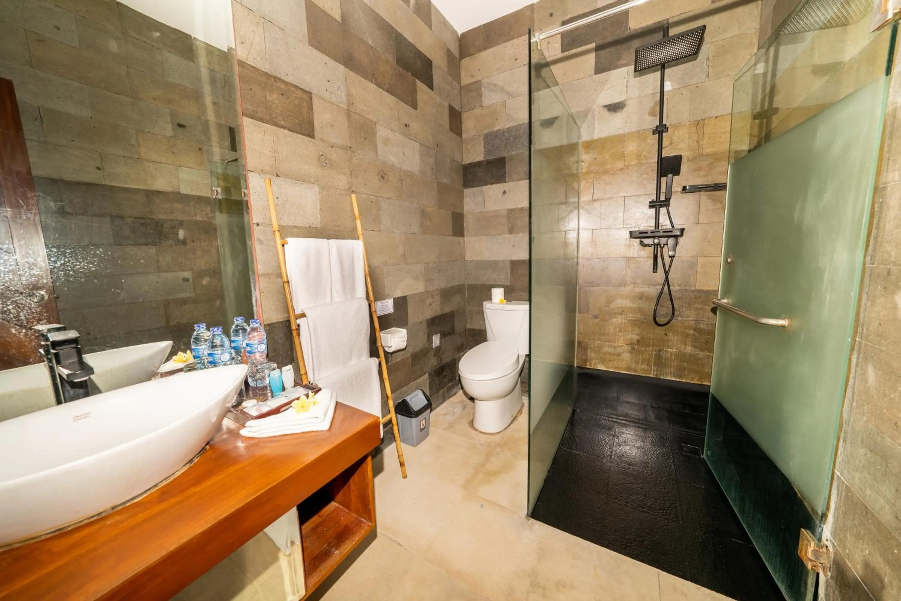 Toilet in Bali Karma Sajtra Hotel