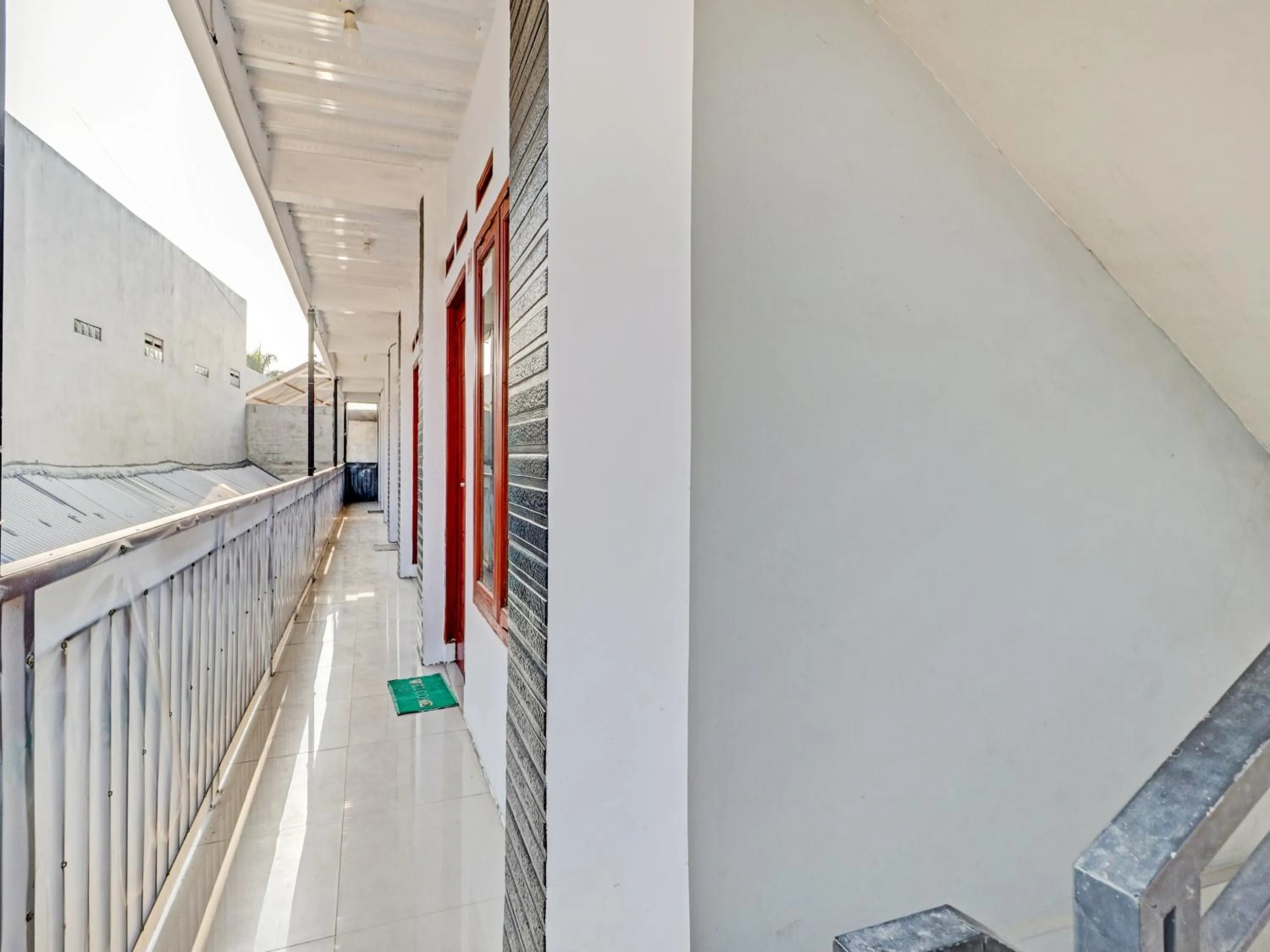 Balcony/Terrace in OYO Life 90570 Heboh Guest House Syariah