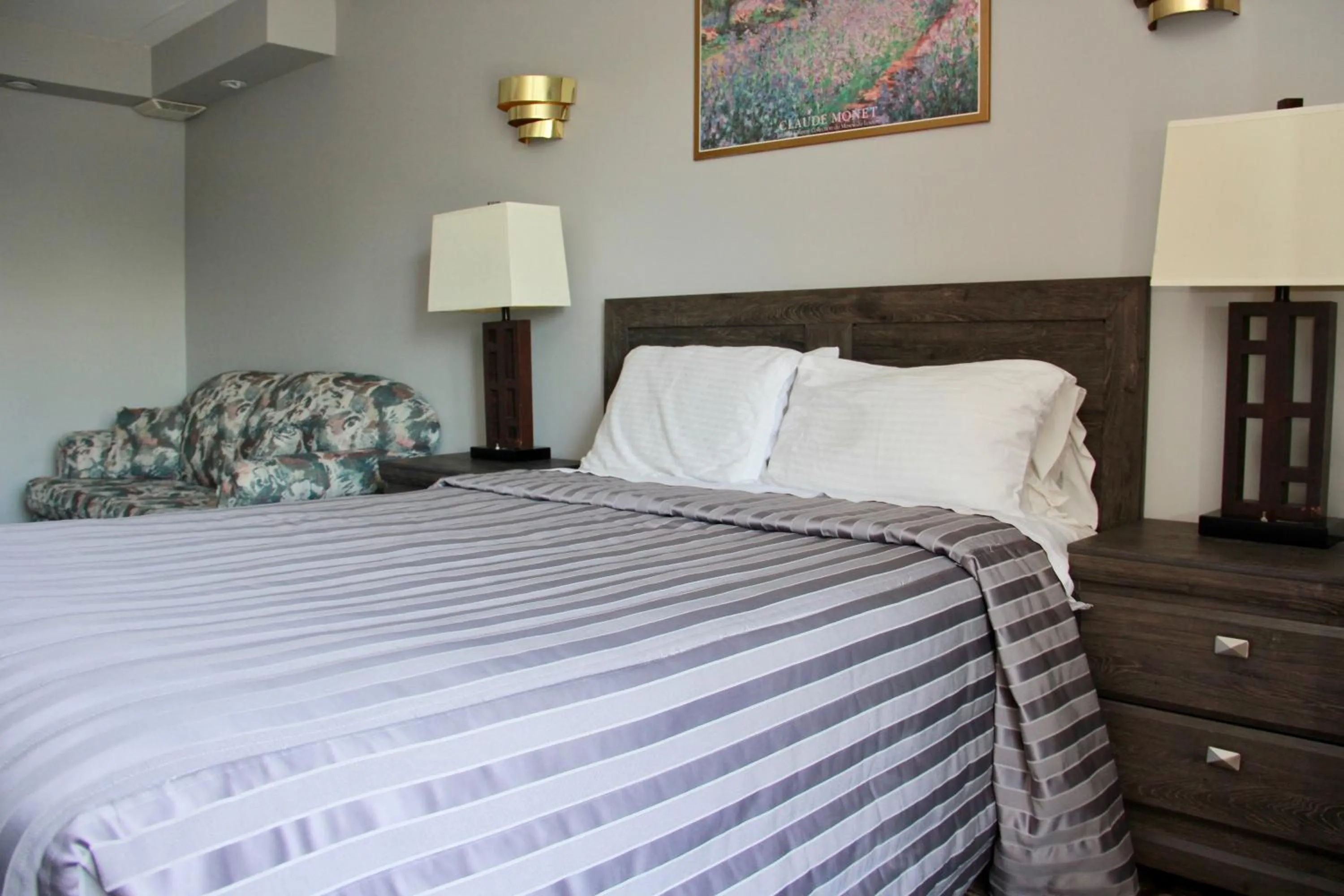 Bed in Victoria Motor Inn