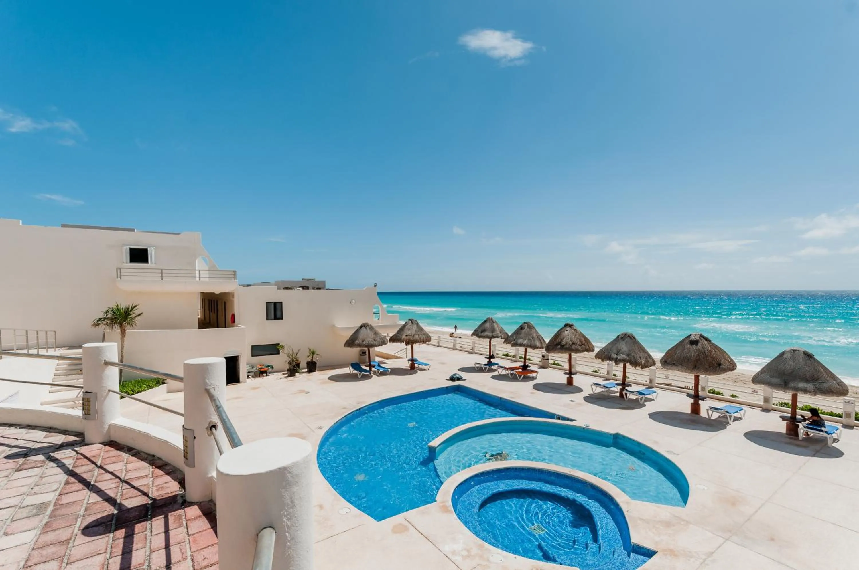 Swimming pool in HotelZone L17 Beach Access