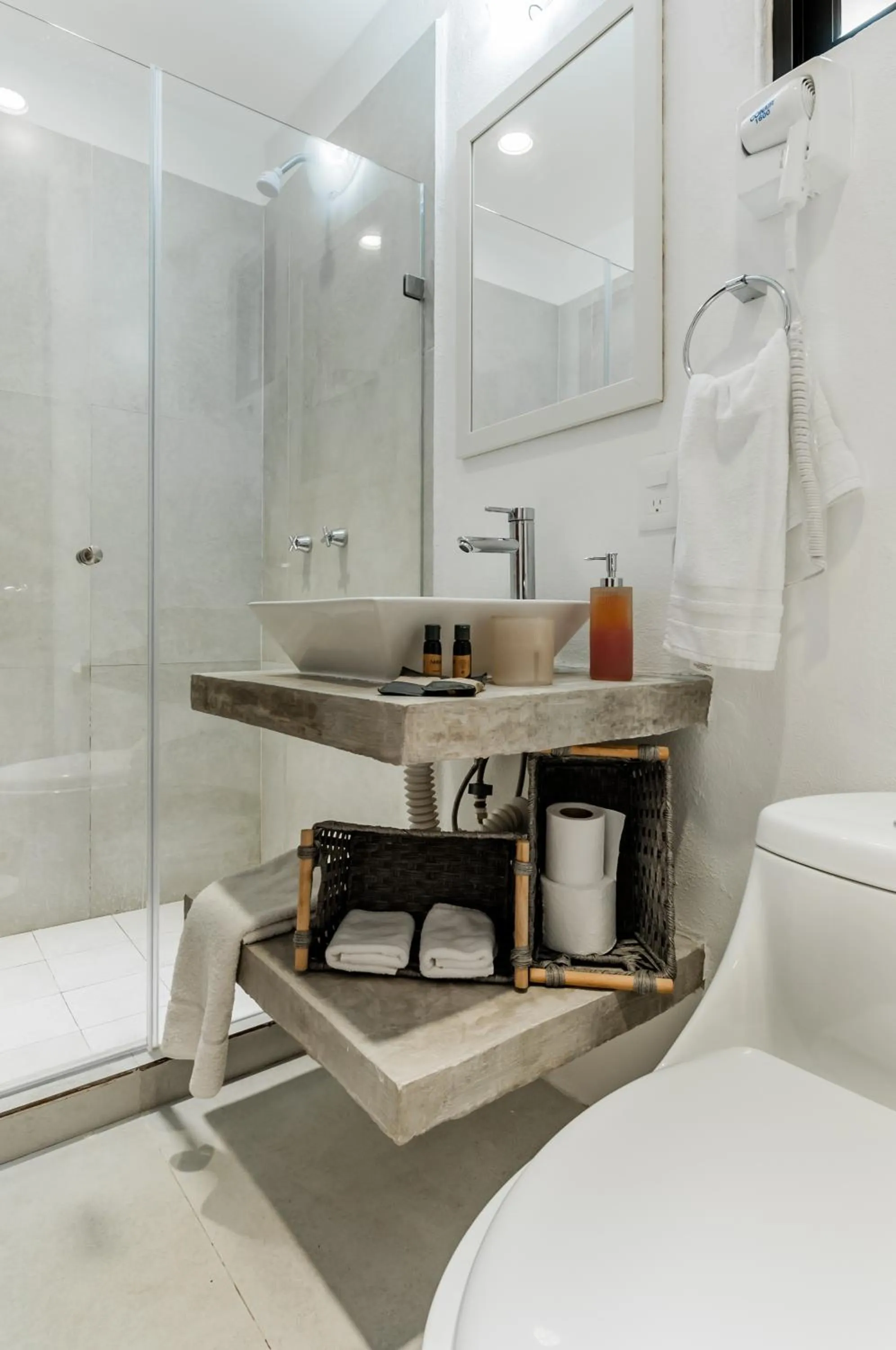 Bathroom in HotelZone L17 Beach Access