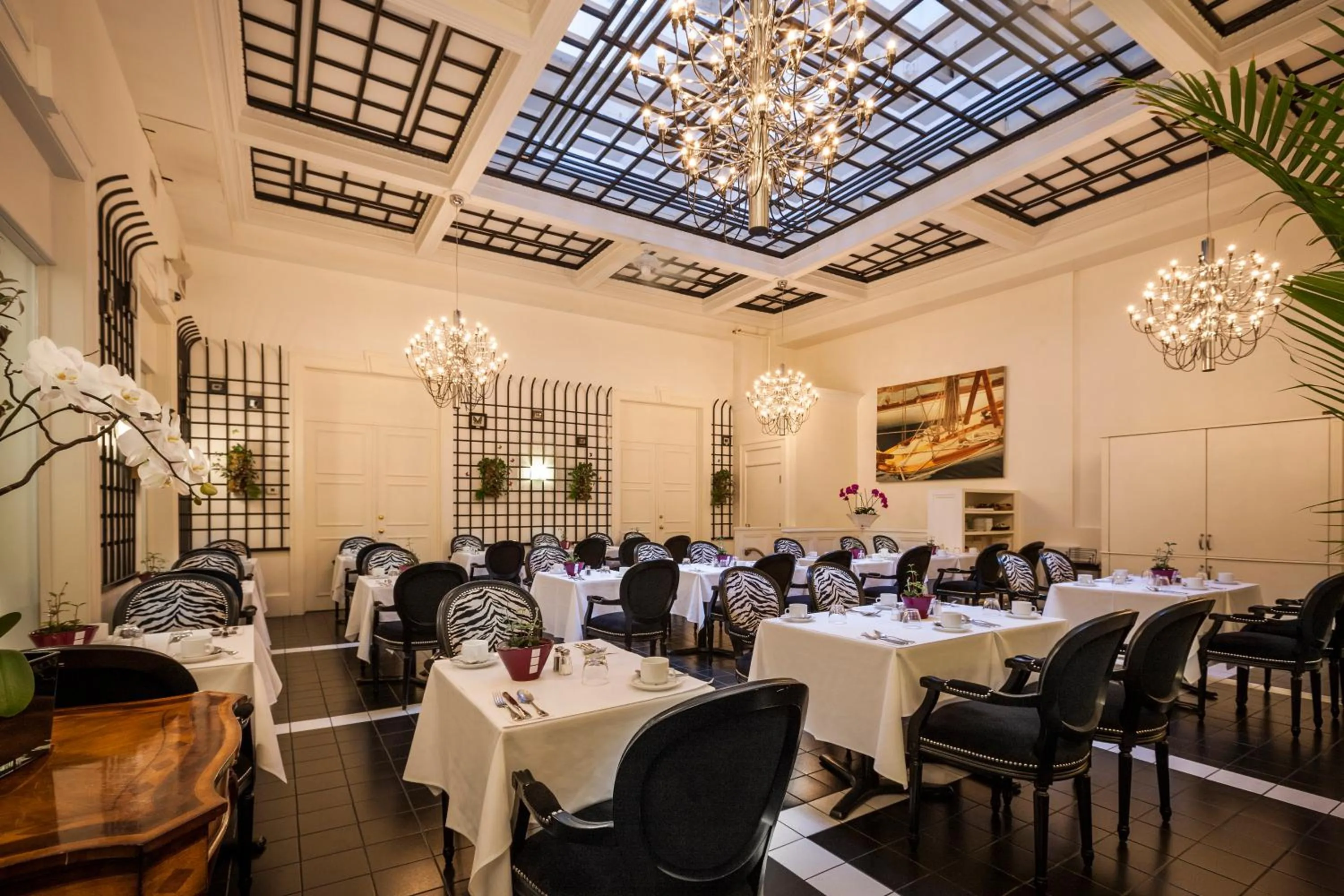 Restaurant/places to eat in LHotel