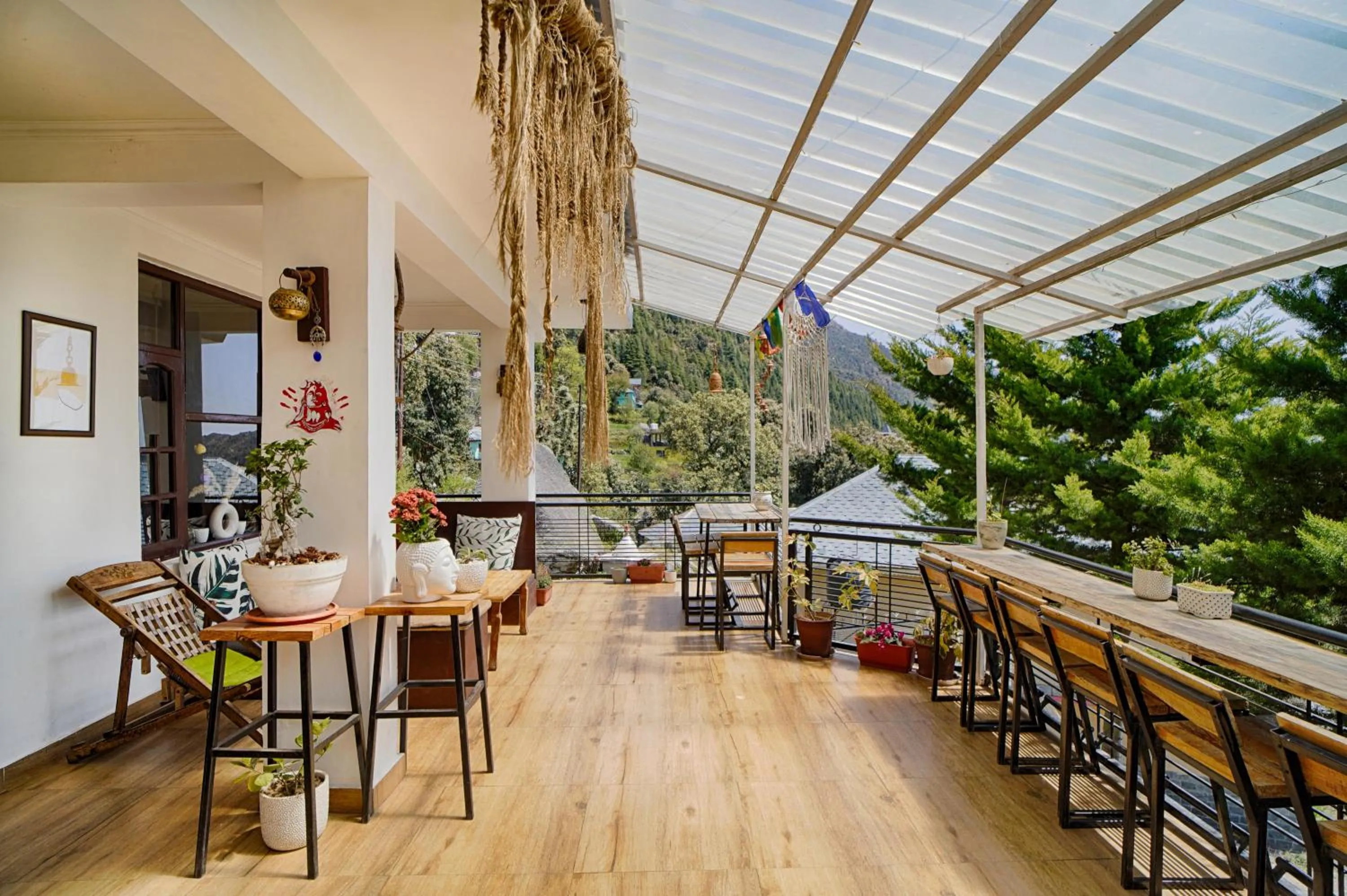 Communal lounge/ TV room in Young Monk Hostel Dharamkot