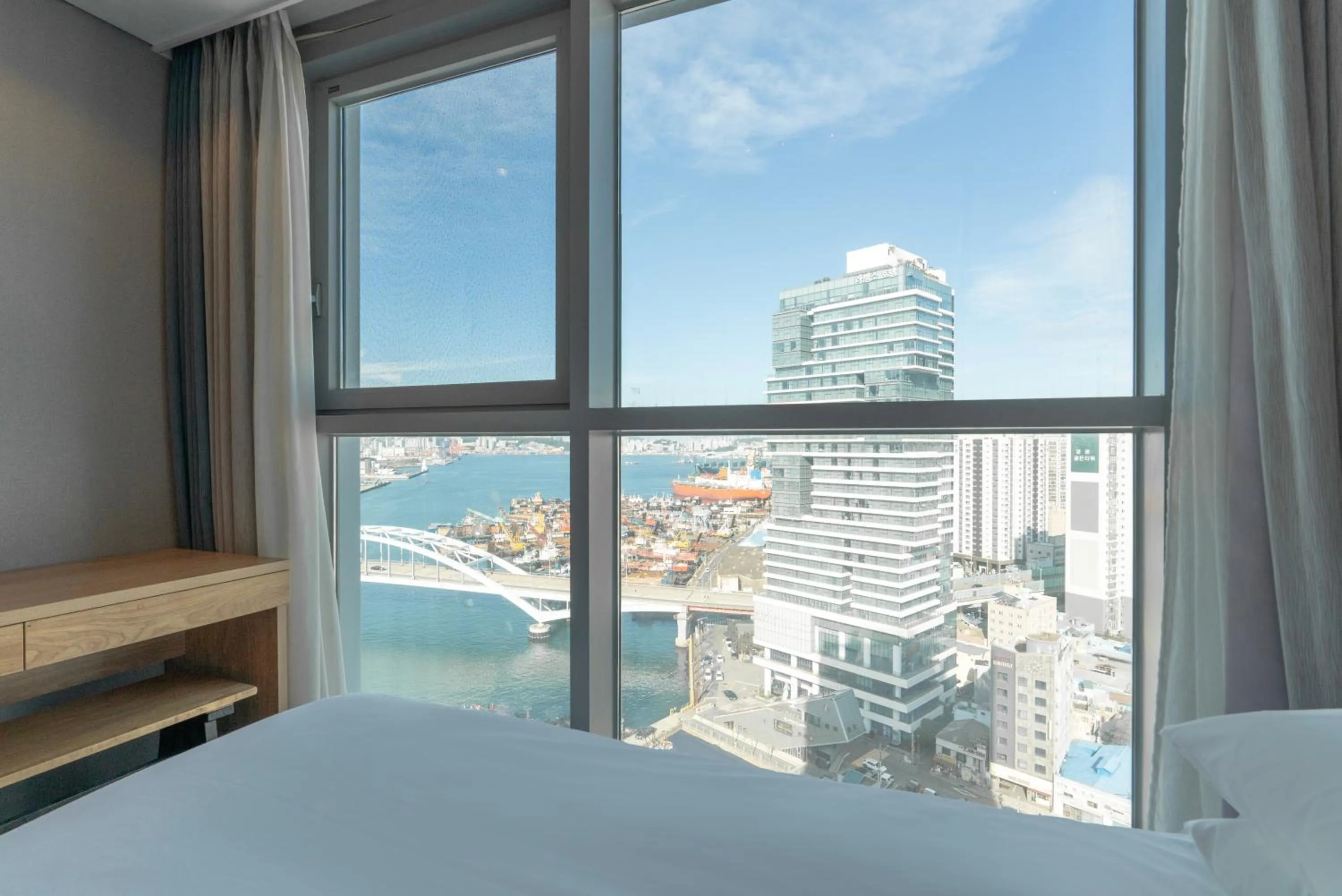 Bed in Northharbor Hotel