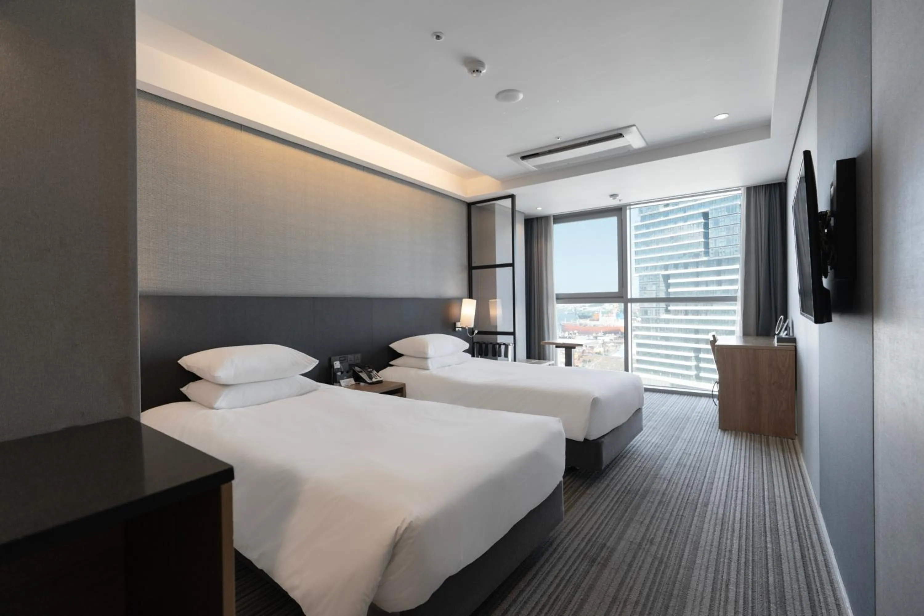 Bed in Northharbor Hotel