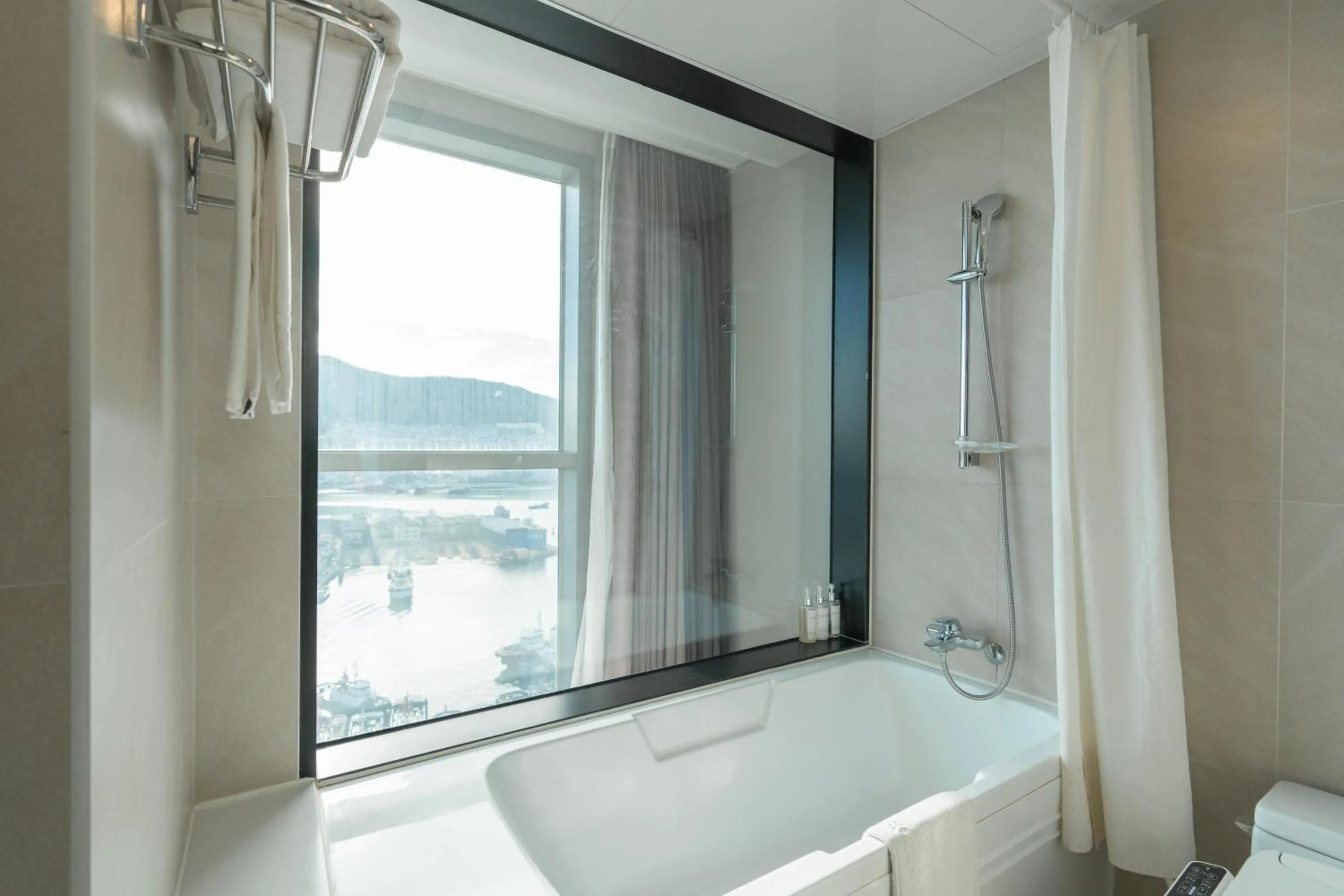 Bed in Northharbor Hotel