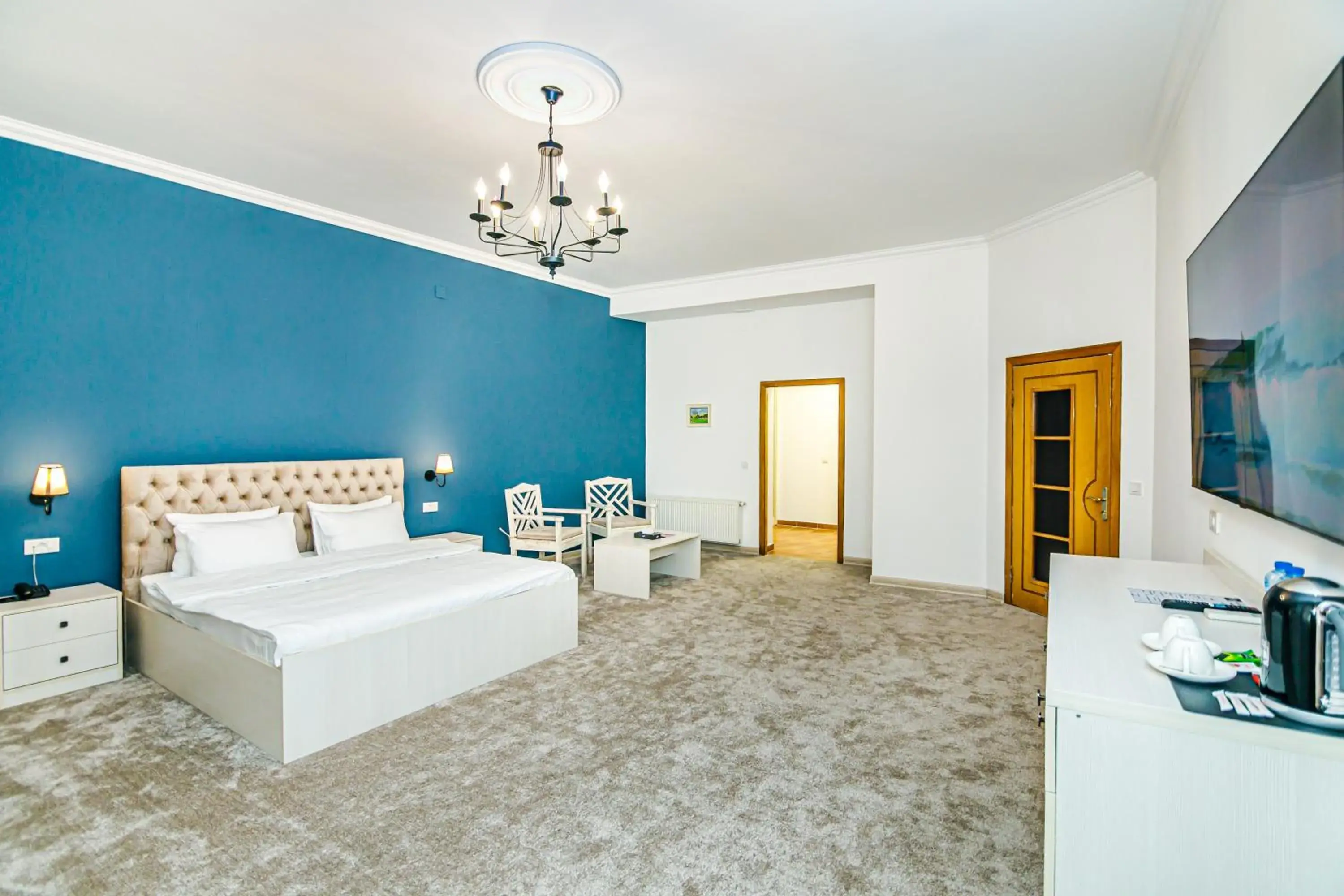 King Room in Art Club King Room in Art Club