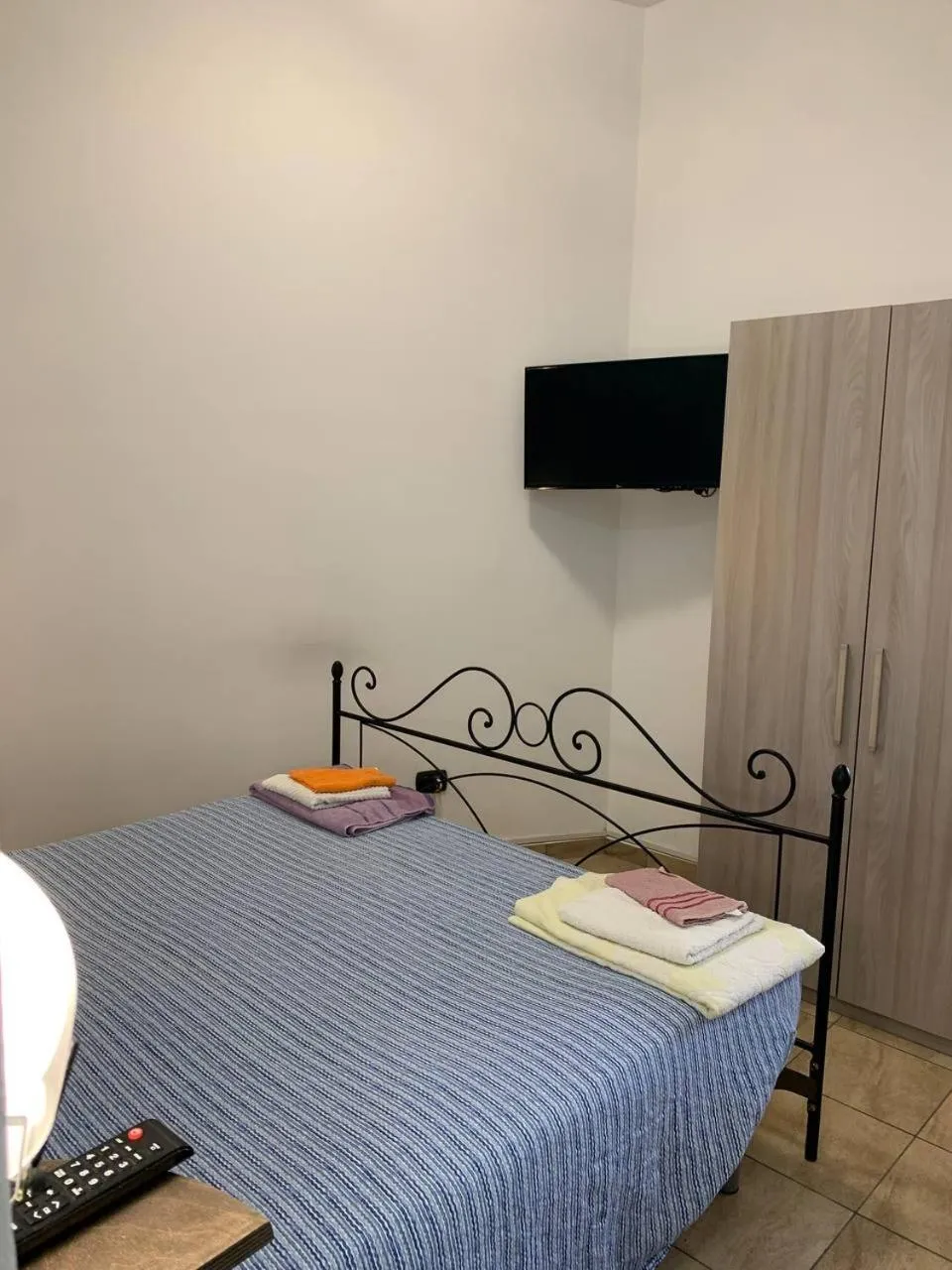 Bed, TV/Entertainment Center in BLUE SEA