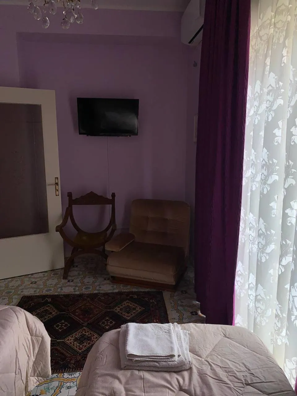 Bed, TV/Entertainment Center in BLUE SEA