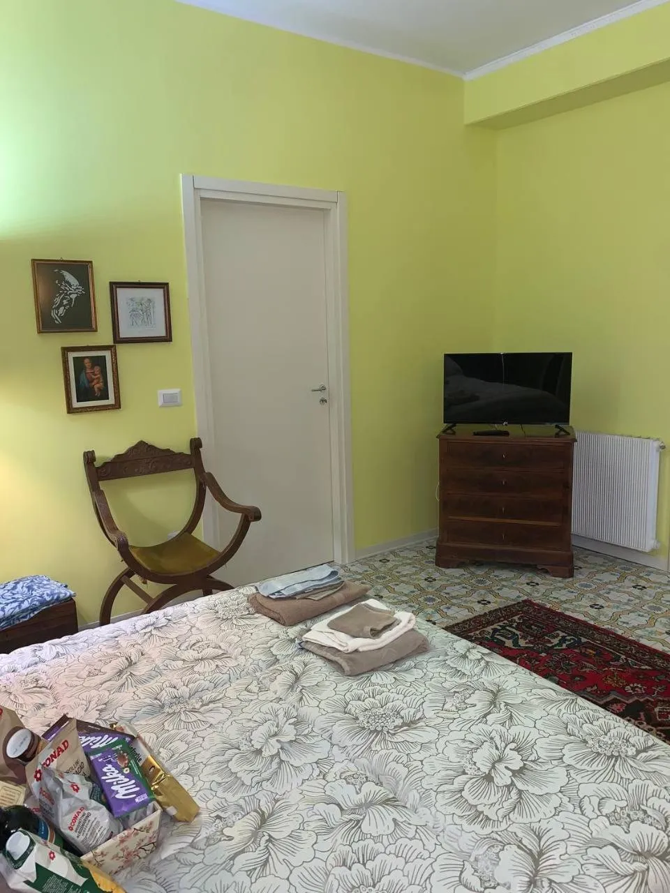 Bed, TV/Entertainment Center in BLUE SEA