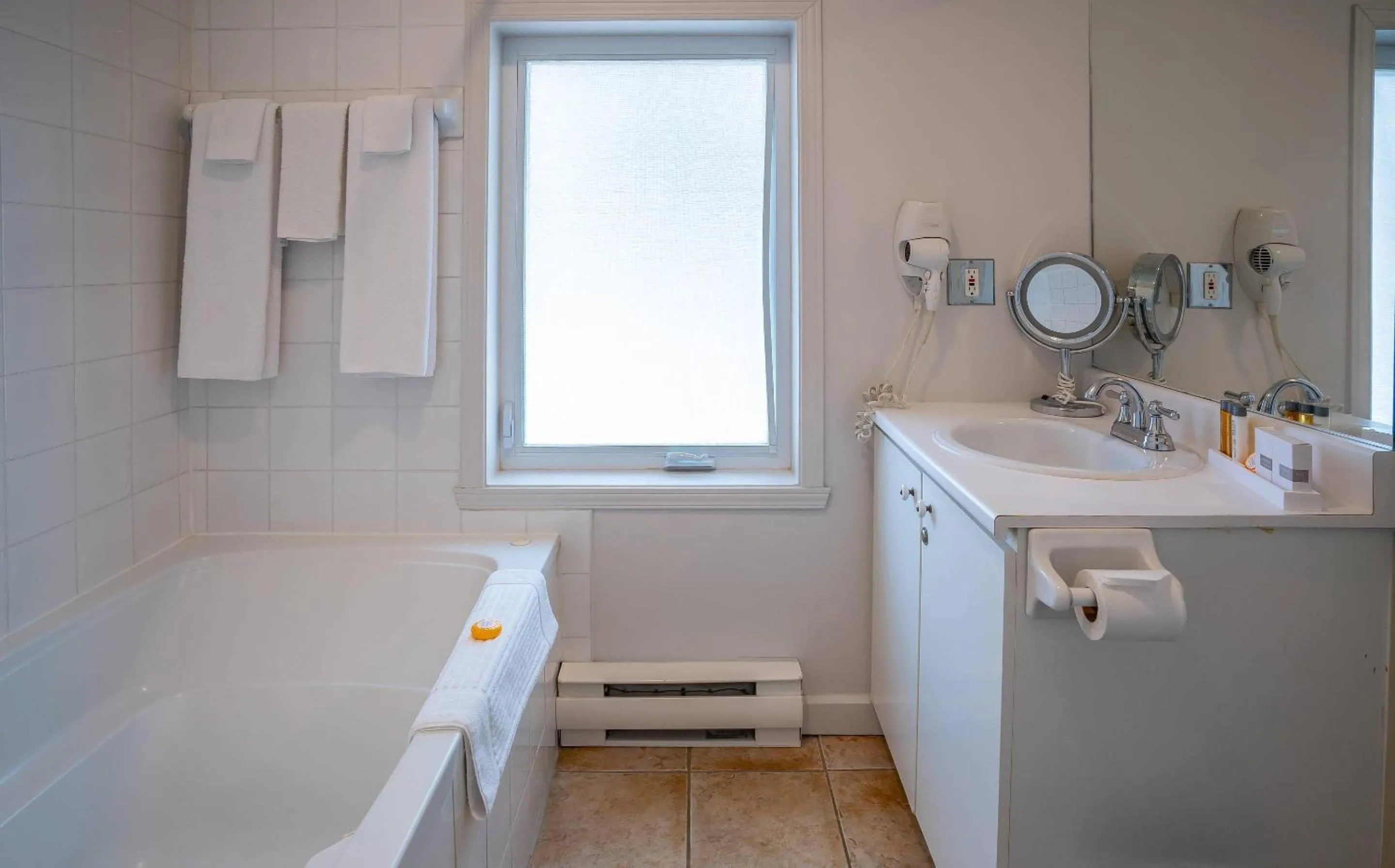 Bedroom in Hotel Cheribourg, an Ascend Collection Hotel