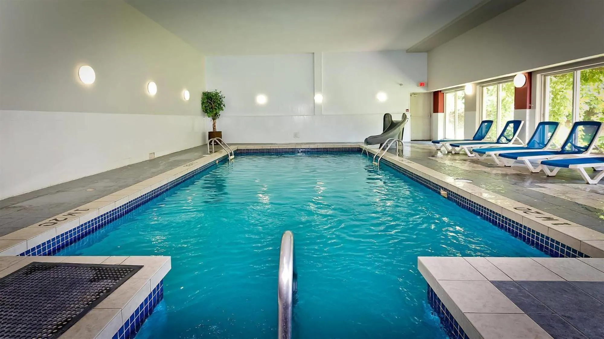 Swimming pool in Hotel Cheribourg, an Ascend Collection Hotel