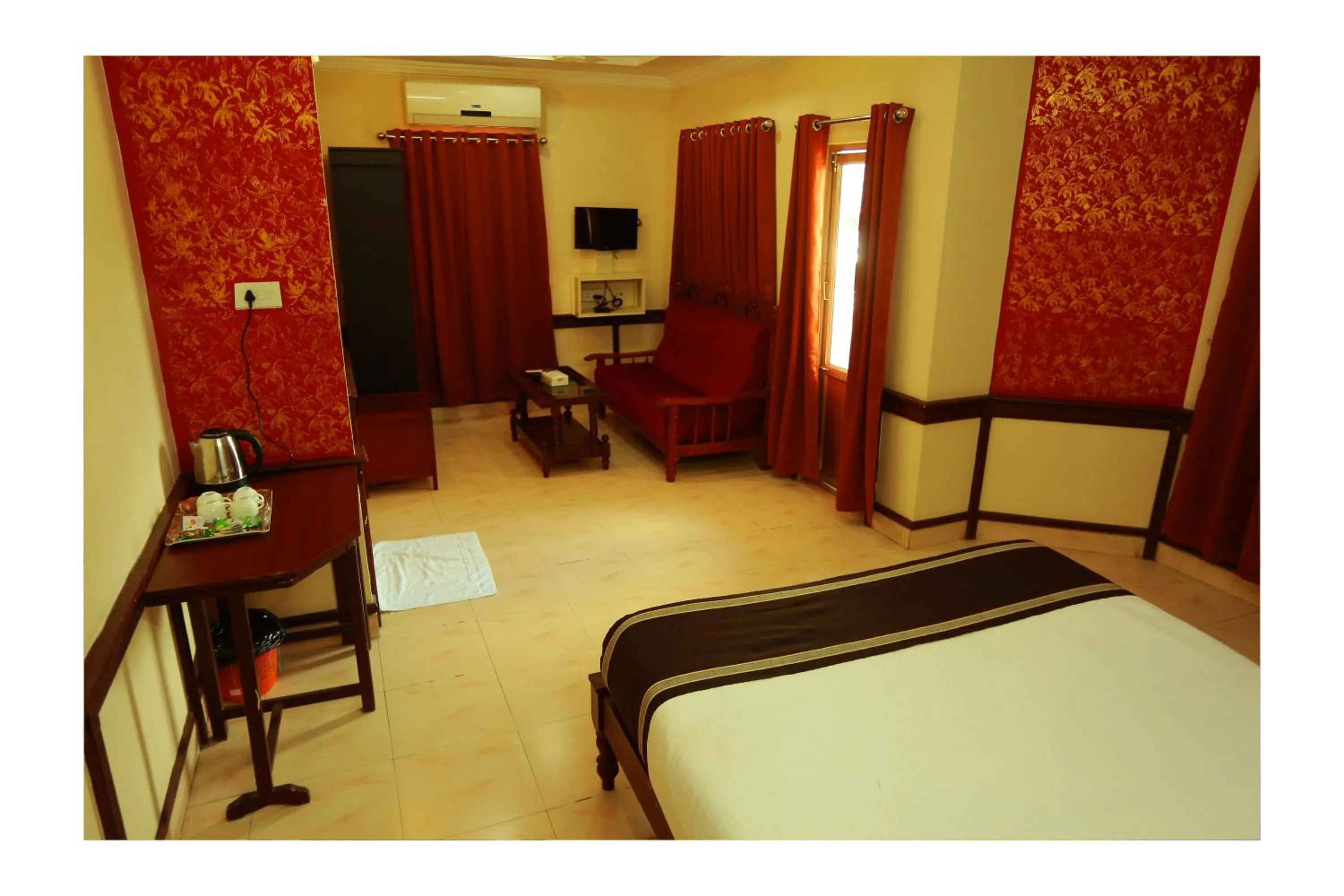 Communal lounge/ TV room in CORRIDOR CALICUT Airport Hotel